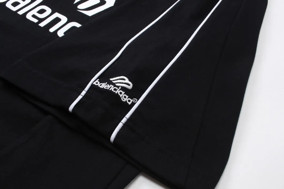 🅿️260 Detailed Pictures [Top version. Official website quality] BALENCI*GA/Paris new joint football sportswear LOGO embroidered printed short-sleeved T-shirt# The whole dress is stitched with multiple stitching edges. The craftsmanship is extremely complex and is popular in different markets. Positive P is pure cotton cloth, not an ordinary healthy cloth. Welcome to compare🆚. The fabric is made of Paris ZP custom-woven and dyed cotton double yarn. Weighing 260 grams, the cloth surface is clean. The cloth pattern is clear, soft and comfortable. The threads are dyed with no color difference. The classic pattern embroidery is embroidered by Tajima imported embroidery machine, and the printing uses imported glue. The letters are clear, three-dimensional and without burrs. Jubie market produces pictures based on pictures. Welcome to compare. The version adopts OS loose shoulder version. Same style for men and women. Code: BL223338 Color: black, white, pink, fluorescent yellow, red, Size: XS to L
