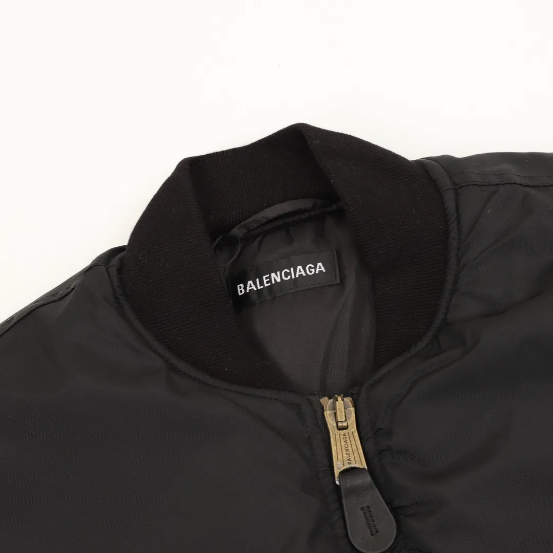 💰630 [Top version] Balenciaga / Balenciaga BLCG 25FW Manchester United Lion Badge Yellow Label Logo Baseball Flight Cotton Jacket Made of customized nylon matt nylon fabric Memory lining is used on the inside Composite pearl quilting is added on the inside Pilot's classic Alpha Air Force jacket design 3D three-dimensional tailoring process Manchester United Lion logo adopts Tajima 10000 needle appliqué process Inner pocket design of the clothes Mold custom brand logo four-button pure copper puller Original main mark, washed tag brand packaging Color: black/purple Size: 46/48/50/52 Size chart: Length Chest Shoulder width Sleeve length 46: 70 132 55 60 48: 72 136 57 61 50: 74 140 58 63 52: 75 144 60 64 Note: There is a difference of 1~2CM due to manual measurement.
