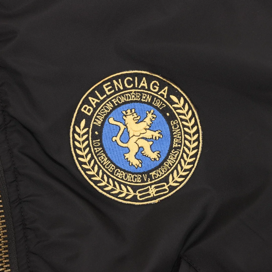 💰630 [Top version] Balenciaga / Balenciaga BLCG 25FW Manchester United Lion Badge Yellow Label Logo Baseball Flight Cotton Jacket Made of customized nylon matt nylon fabric Memory lining is used on the inside Composite pearl quilting is added on the inside Pilot's classic Alpha Air Force jacket design 3D three-dimensional tailoring process Manchester United Lion logo adopts Tajima 10000 needle appliqué process Inner pocket design of the clothes Mold custom brand logo four-button pure copper puller Original main mark, washed tag brand packaging Color: black/purple Size: 46/48/50/52 Size chart: Length Chest Shoulder width Sleeve length 46: 70 132 55 60 48: 72 136 57 61 50: 74 140 58 63 52: 75 144 60 64 Note: There is a difference of 1~2CM due to manual measurement.
