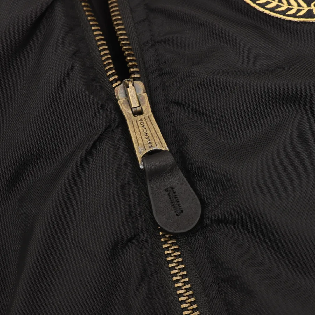 💰630 [Top version] Balenciaga / Balenciaga BLCG 25FW Manchester United Lion Badge Yellow Label Logo Baseball Flight Cotton Jacket Made of customized nylon matt nylon fabric Memory lining is used on the inside Composite pearl quilting is added on the inside Pilot's classic Alpha Air Force jacket design 3D three-dimensional tailoring process Manchester United Lion logo adopts Tajima 10000 needle appliqué process Inner pocket design of the clothes Mold custom brand logo four-button pure copper puller Original main mark, washed tag brand packaging Color: black/purple Size: 46/48/50/52 Size chart: Length Chest Shoulder width Sleeve length 46: 70 132 55 60 48: 72 136 57 61 50: 74 140 58 63 52: 75 144 60 64 Note: There is a difference of 1~2CM due to manual measurement.