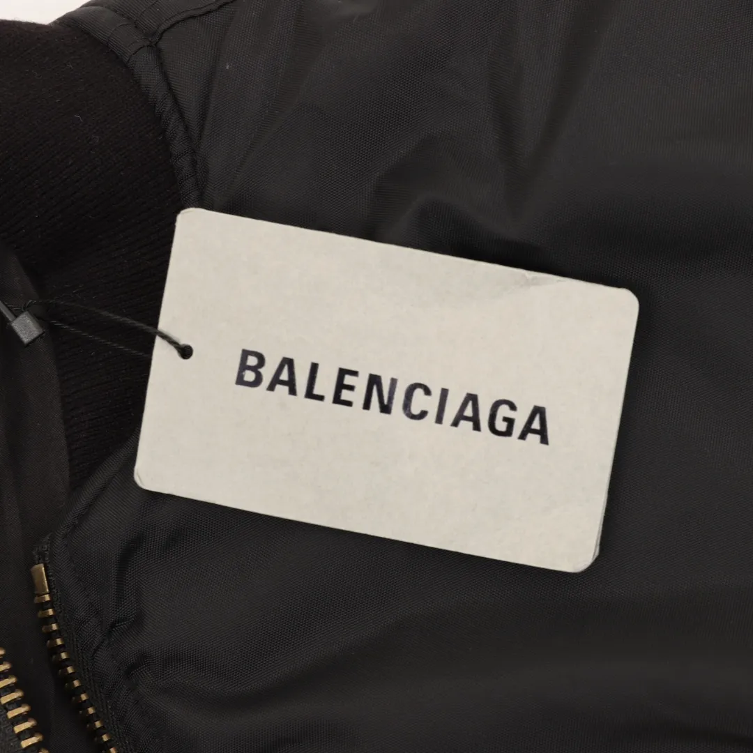 💰630 [Top version] Balenciaga / Balenciaga BLCG 25FW Manchester United Lion Badge Yellow Label Logo Baseball Flight Cotton Jacket Made of customized nylon matt nylon fabric Memory lining is used on the inside Composite pearl quilting is added on the inside Pilot's classic Alpha Air Force jacket design 3D three-dimensional tailoring process Manchester United Lion logo adopts Tajima 10000 needle appliqué process Inner pocket design of the clothes Mold custom brand logo four-button pure copper puller Original main mark, washed tag brand packaging Color: black/purple Size: 46/48/50/52 Size chart: Length Chest Shoulder width Sleeve length 46: 70 132 55 60 48: 72 136 57 61 50: 74 140 58 63 52: 75 144 60 64 Note: There is a difference of 1~2CM due to manual measurement.
