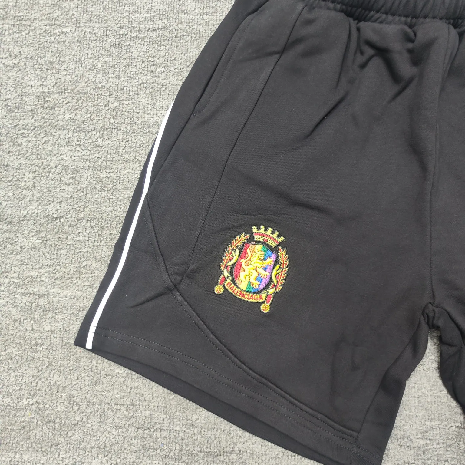 The top tested version of BALENCIAGA Paris' new football series co-branded Manchester United embroidered shorts. The os version is really charming. Balenciaga is also really unique. Each new season's version is to the extreme. It is very practical and can be worn casually. Nice✔️ - ⚠️100% cotton. Made of custom-dyed terry cotton sweatshirt surface, 420g double-strand double yarn, comfortable to the touch. Made of imported knitting needle carded cotton, the thickness is moderate, drapey and contoured, making the upper body comfortable! ! It is very tolerant to fat body types and can instantly lose five pounds after wearing it!  The front panel # SIMPLE ELEMENTS features artistically arranged English letters and imported Tajima high-density heavy-duty embroidery technology. The fonts are three-dimensional and full. Embroidery elements are added to the body of the garment, which greatly increases the interest of the clothing; unique visual effects.  Pants hem Loose closing Double-layer fabric Good closing effect Exquisite hemming Color: Black Size: XS-S-M-L P: 310