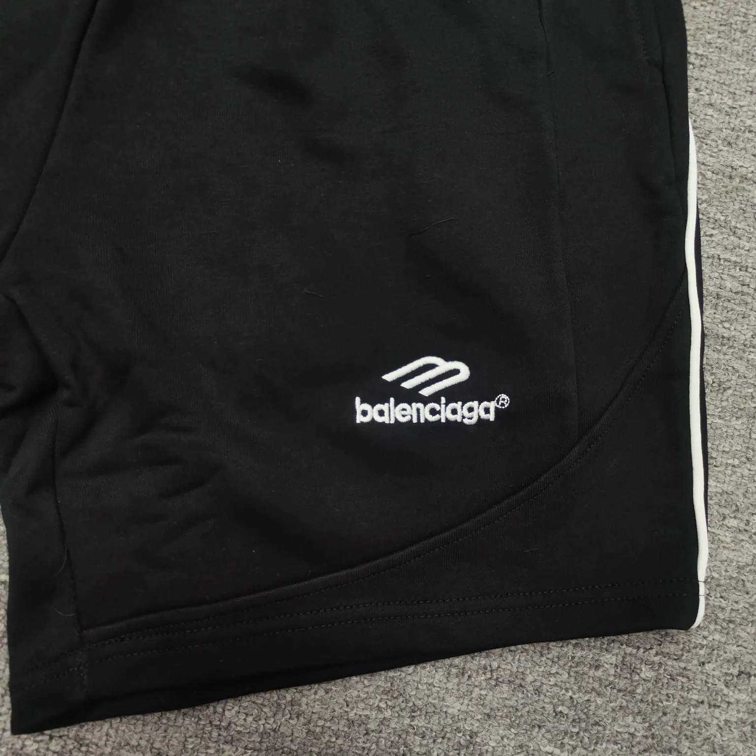 The top tested version of BALENCIAGA Paris' new football series co-branded Manchester United embroidered shorts. The os version is really charming. Balenciaga is also really unique. Each new season's version is to the extreme. It is very practical and can be worn casually. Nice✔️ - ⚠️100% cotton. Made of custom-dyed terry cotton sweatshirt surface, 420g double-strand double yarn, comfortable to the touch. Made of imported knitting needle carded cotton, the thickness is moderate, drapey and contoured, making the upper body comfortable! ! It is very tolerant to fat body types and can instantly lose five pounds after wearing it!  The front panel # SIMPLE ELEMENTS features artistically arranged English letters and imported Tajima high-density heavy-duty embroidery technology. The fonts are three-dimensional and full. Embroidery elements are added to the body of the garment, which greatly increases the interest of the clothing; unique visual effects.  Pants hem Loose closing Double-layer fabric Good closing effect Exquisite hemming Color: Black Size: XS-S-M-L P: 310