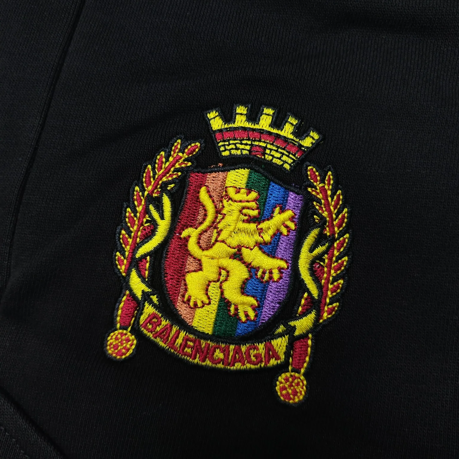 The top tested version of BALENCIAGA Paris' new football series co-branded Manchester United embroidered shorts. The os version is really charming. Balenciaga is also really unique. Each new season's version is to the extreme. It is very practical and can be worn casually. Nice✔️ - ⚠️100% cotton. Made of custom-dyed terry cotton sweatshirt surface, 420g double-strand double yarn, comfortable to the touch. Made of imported knitting needle carded cotton, the thickness is moderate, drapey and contoured, making the upper body comfortable! ! It is very tolerant to fat body types and can instantly lose five pounds after wearing it!  The front panel # SIMPLE ELEMENTS features artistically arranged English letters and imported Tajima high-density heavy-duty embroidery technology. The fonts are three-dimensional and full. Embroidery elements are added to the body of the garment, which greatly increases the interest of the clothing; unique visual effects.  Pants hem Loose closing Double-layer fabric Good closing effect Exquisite hemming Color: Black Size: XS-S-M-L P: 310