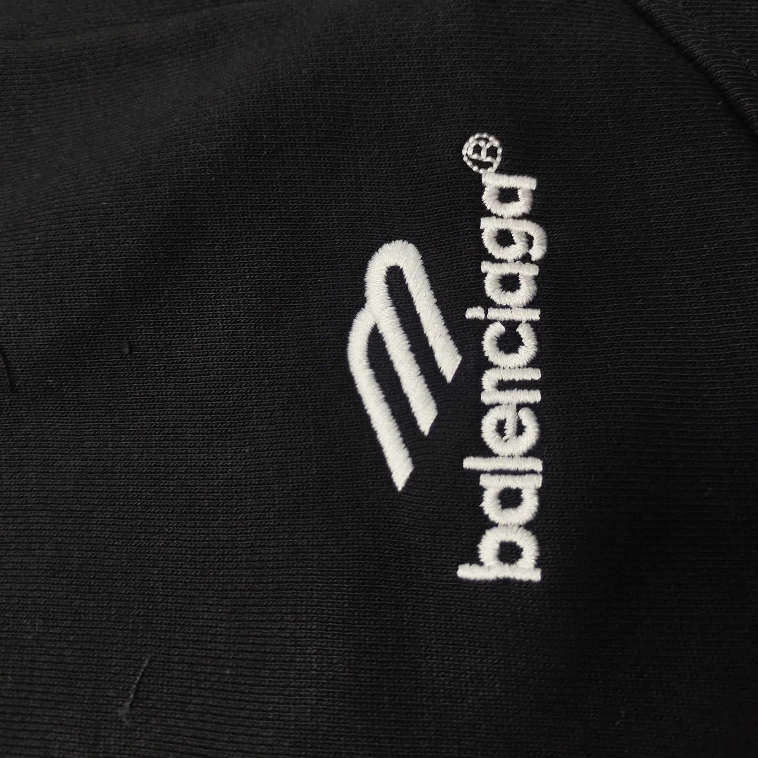 The top tested version of BALENCIAGA Paris' new football series co-branded Manchester United embroidered shorts. The os version is really charming. Balenciaga is also really unique. Each new season's version is to the extreme. It is very practical and can be worn casually. Nice✔️ - ⚠️100% cotton. Made of custom-dyed terry cotton sweatshirt surface, 420g double-strand double yarn, comfortable to the touch. Made of imported knitting needle carded cotton, the thickness is moderate, drapey and contoured, making the upper body comfortable! ! It is very tolerant to fat body types and can instantly lose five pounds after wearing it!  The front panel # SIMPLE ELEMENTS features artistically arranged English letters and imported Tajima high-density heavy-duty embroidery technology. The fonts are three-dimensional and full. Embroidery elements are added to the body of the garment, which greatly increases the interest of the clothing; unique visual effects.  Pants hem Loose closing Double-layer fabric Good closing effect Exquisite hemming Color: Black Size: XS-S-M-L P: 310
