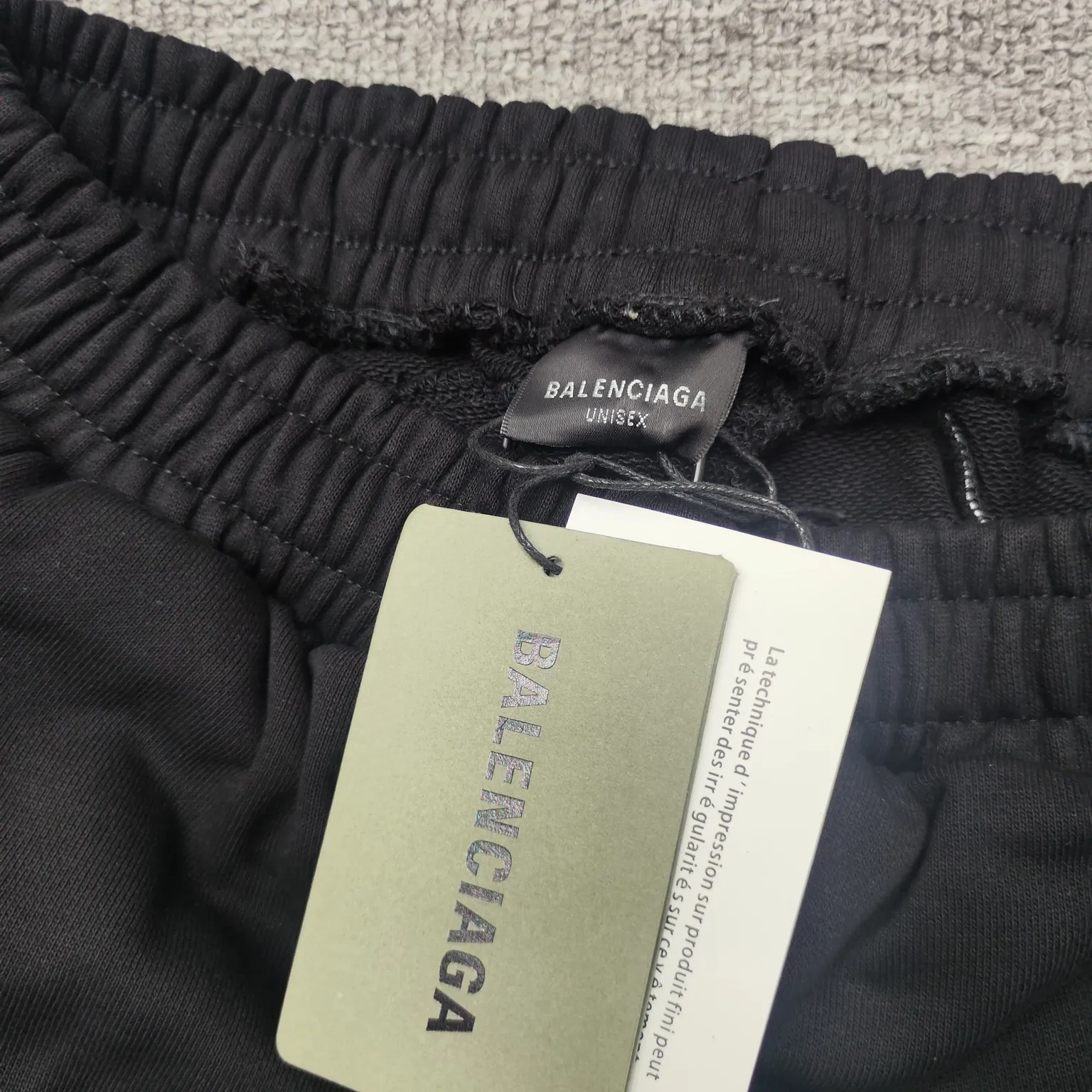 The top tested version of BALENCIAGA Paris' new football series co-branded Manchester United embroidered shorts. The os version is really charming. Balenciaga is also really unique. Each new season's version is to the extreme. It is very practical and can be worn casually. Nice✔️ - ⚠️100% cotton. Made of custom-dyed terry cotton sweatshirt surface, 420g double-strand double yarn, comfortable to the touch. Made of imported knitting needle carded cotton, the thickness is moderate, drapey and contoured, making the upper body comfortable! ! It is very tolerant to fat body types and can instantly lose five pounds after wearing it!  The front panel # SIMPLE ELEMENTS features artistically arranged English letters and imported Tajima high-density heavy-duty embroidery technology. The fonts are three-dimensional and full. Embroidery elements are added to the body of the garment, which greatly increases the interest of the clothing; unique visual effects.  Pants hem Loose closing Double-layer fabric Good closing effect Exquisite hemming Color: Black Size: XS-S-M-L P: 310