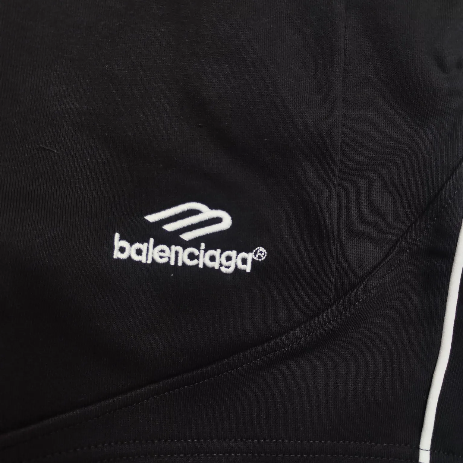 The top tested version of BALENCIAGA Paris' new football series co-branded Manchester United embroidered shorts. The os version is really charming. Balenciaga is also really unique. Each new season's version is to the extreme. It is very practical and can be worn casually. Nice✔️ - ⚠️100% cotton. Made of custom-dyed terry cotton sweatshirt surface, 420g double-strand double yarn, comfortable to the touch. Made of imported knitting needle carded cotton, the thickness is moderate, drapey and contoured, making the upper body comfortable! ! It is very tolerant to fat body types and can instantly lose five pounds after wearing it!  The front panel # SIMPLE ELEMENTS features artistically arranged English letters and imported Tajima high-density heavy-duty embroidery technology. The fonts are three-dimensional and full. Embroidery elements are added to the body of the garment, which greatly increases the interest of the clothing; unique visual effects.  Pants hem Loose closing Double-layer fabric Good closing effect Exquisite hemming Color: Black Size: XS-S-M-L P: 310