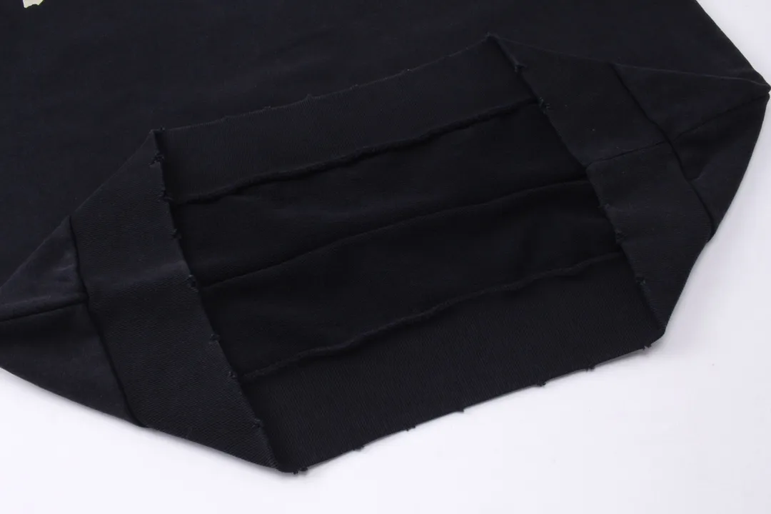🅿️280 detailed pictures [Top version. Official website quality] BALENCI*GA/Paris. 23ss latest classic hot model. Buy the original board at the first time. Color. Printing. Washing. Production and authenticity. Wrong version in the market. Welcome to compare. Tape direct printing. Ready-to-wear, 2 washes, frayed and distressed round neck sweatshirt. The brick cabinet is synchronized. The fabric is made of Paris ZP custom-woven and dyed cotton sweatshirt. The weight is 450 grams. The cloth surface is clean. The cloth pattern is clear, soft and comfortable, and the threads are dyed with no color difference. The classic pattern adopts Kornit imported direct injection. The letters are clear and the effect is three-dimensional. Restored brick cabinet. The garments were washed and aged, and polished by many hands. Produced by ultra-heavy craftsmanship, special market currency. Note⚠️ZP fabric is made of fine-grained yarn. Pay attention to the big difference! Welcome to compare! The version adopts OS loose shoulder version. The same style for men and women. Code: BL235567 Color: dark gray blue, washed black Size: XS S M L