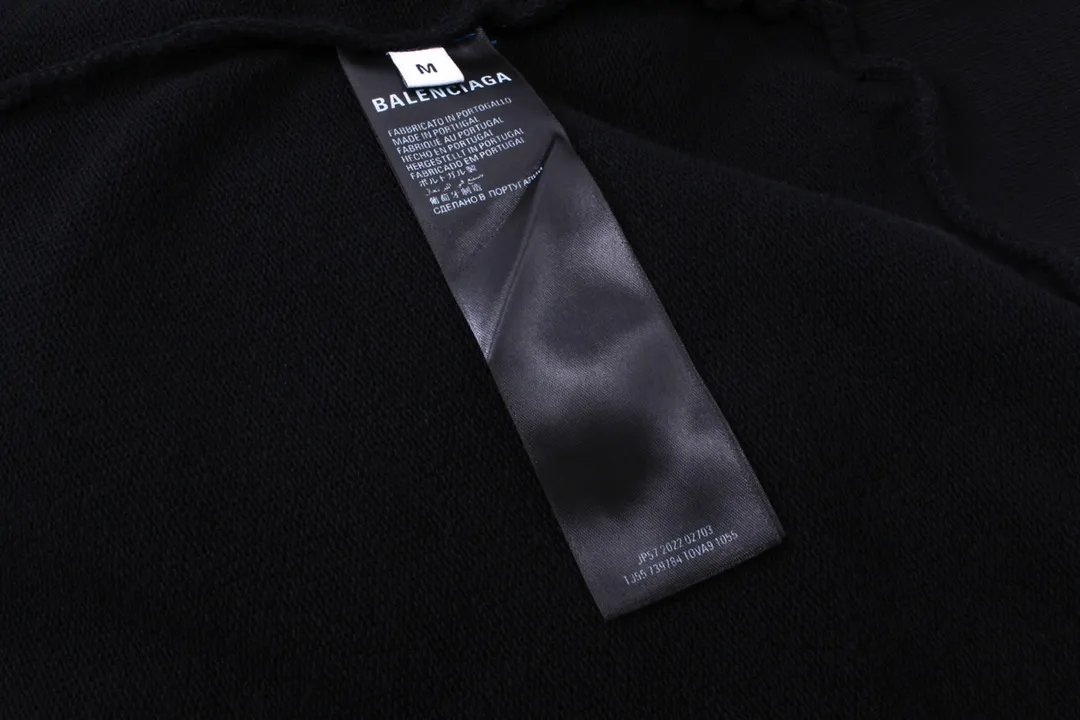 🅿️280 detailed pictures [Top version. Official website quality] BALENCI*GA/Paris. 23ss latest classic hot model. Buy the original board at the first time. Color. Printing. Washing. Production and authenticity. Wrong version in the market. Welcome to compare. Tape direct printing. Ready-to-wear, 2 washes, frayed and distressed round neck sweatshirt. The brick cabinet is synchronized. The fabric is made of Paris ZP custom-woven and dyed cotton sweatshirt. The weight is 450 grams. The cloth surface is clean. The cloth pattern is clear, soft and comfortable, and the threads are dyed with no color difference. The classic pattern adopts Kornit imported direct injection. The letters are clear and the effect is three-dimensional. Restored brick cabinet. The garments were washed and aged, and polished by many hands. Produced by ultra-heavy craftsmanship, special market currency. Note⚠️ZP fabric is made of fine-grained yarn. Pay attention to the big difference! Welcome to compare! The version adopts OS loose shoulder version. The same style for men and women. Code: BL235567 Color: dark gray blue, washed black Size: XS S M L