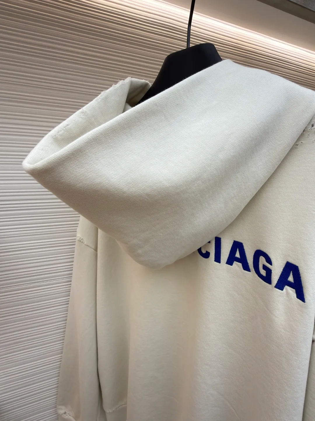 Balenciaga letter embroidered hooded zipper long-sleeved sweatshirt ●Original version: Purchased and developed for 9200 ●Item number: 1682263-A95 ●Fabric: combed cotton ●Technology: Washed and frayed ●Color: white ●Version: loose fit ●Weight: about 965 grams ●Size: S-M-L ●Description: This Balenciaga letter embroidered hooded zipper sweatshirt is made of 380g heavyweight pure cotton terry cloth, which has been treated with enzyme washing process. The fabric has a natural old-fashioned soft and waxy texture. At the same time, the stone grinding process is used to create irregular raw edge effects on the cuffs and hem, restoring the retro street style. The body adopts a loose, dropped-shoulder version, and the three-dimensional tailoring makes the shoulder lines smooth. The hooded part has a built-in drawstring made of pure cotton and is pre-shrunk to prevent it from deforming. The custom-made metal zipper on the front zipper closes smoothly and has no lag after repeated opening and closing tests. The brand letters on the left chest are made with imported embroidery machines using flat embroidery stitches, using polyester thread with high color fastness. The stitches are fine and neat without skipping, and the letter outline is three-dimensional and clear. The overall stitching uses double-needle overlocking technology, with up to 12 stitches per inch. The ribbed edges on the cuffs and hem are made of spandex blended material, which has long-lasting elasticity and is not easy to loosen, taking into account both wearing comfort and stiffness. The overall wiring is straight and delicate, the fabric is comfortable and soft, and the color is consistent without color difference. It can be matched with the same style to create a fashionable look and control various occasions. Customized accessories, complete with three standards, same style for men and women!
