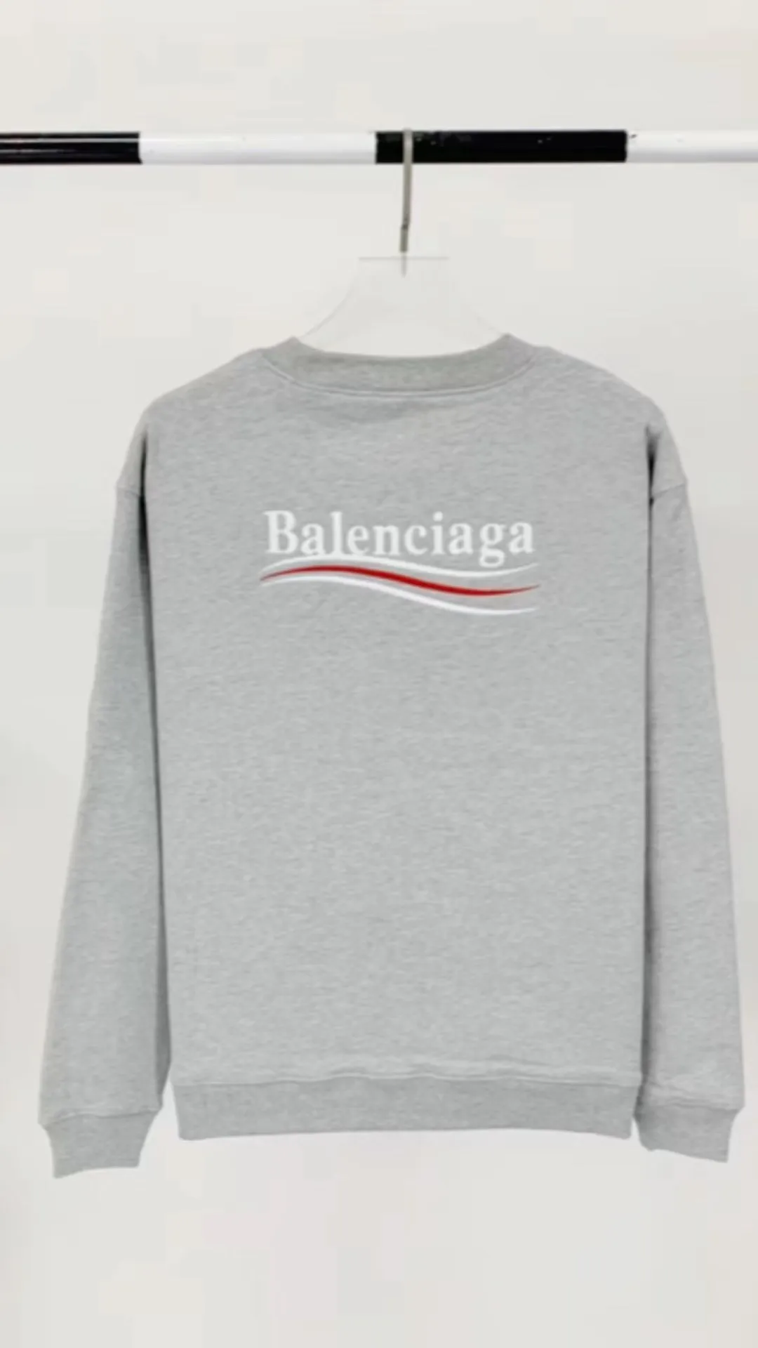 Real shot of the video——Spring and Autumn top tested version Balenciaga Classic Loose Unisex Pure Cotton Round Neck Sweatshirt for Men and Women. Customized fabrics and printed accessories details are reproduced one to one. The fabric surface is treated with dust-free woolen craftsmanship, and the shoulder and chain seams are made of 0.8cm bundled strips inside. The special machine-edged double chain-wrapped thread-stitched pure cotton is here to explain why mine is dozens of yuan more expensive than others: 1. Each model is produced by the company. The details of the workmanship and fabrics are consistent with the original ones. There is no color difference between the ones at the counters. Guaranteed no color difference. Replicas are not scary. Whoever is fake is embarrassed. It’s not shameful to make a replica, it’s shameful if you can’t buy the correct version if you make a replica. All of my series can be found in all major places and will be absolutely stunning!  2. The fabric is made of 460 Paris special fabric. No one can make it better than mine. There is really no way to compare with the ordinary version on the market. Respect it. It is authentic and costs thousands of dollars. Don’t go for the quality of street stalls. 3. The workmanship has been restored in all aspects. The packaging has been restored in all aspects. 4. I guarantee here that this is the highest quality you can find. Size: XS-L Color: haze blue, navy blue, white P:370