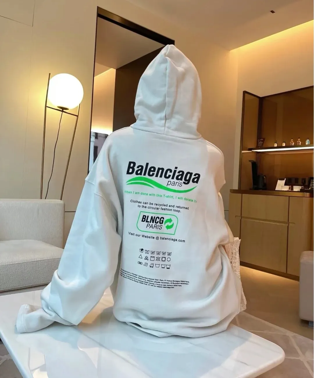 ♻️💯Upper body reference model picture❤️Top version of Balenciaga's front and rear eco-friendly logo arrows, loose-fitting cotton hoodies and sweatshirts for men and women, couples and celebrities. BLCG is one of the most influential brands in the fashion industry. Founded in 1919 by Cristóbal Balenciaga and settled in Paris in 1936, he led many important fashion movements between 1930 and 1968. The representative ready-to-wear series reflects the brand's identity - Fabric: 460 grams of composite crystal velvet, made of imported knitting needle carded cotton, with moderate thickness, drape and contour - The front printing screen plate is hand-printed, and the 3D full-color scanned pattern is used as a film to ensure the highest degree of printing pattern restoration. The upper and lower LOGO printing has a strong touch texture. The printing material uses environmentally friendly active water slurry, and the base anti-sublimation liquid. The ready-made garment is resistant to washing and does not desizing. Color: gray and white Size: XS-L P:450