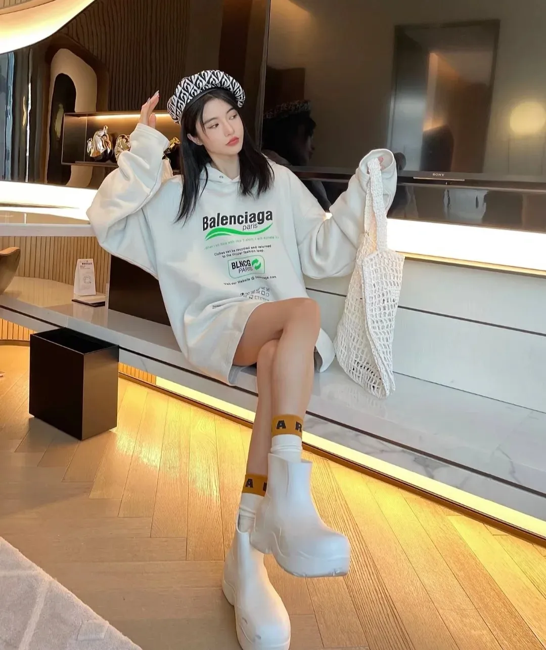 ♻️💯Upper body reference model picture❤️Top version of Balenciaga's front and rear eco-friendly logo arrows, loose-fitting cotton hoodies and sweatshirts for men and women, couples and celebrities. BLCG is one of the most influential brands in the fashion industry. Founded in 1919 by Cristóbal Balenciaga and settled in Paris in 1936, he led many important fashion movements between 1930 and 1968. The representative ready-to-wear series reflects the brand's identity - Fabric: 460 grams of composite crystal velvet, made of imported knitting needle carded cotton, with moderate thickness, drape and contour - The front printing screen plate is hand-printed, and the 3D full-color scanned pattern is used as a film to ensure the highest degree of printing pattern restoration. The upper and lower LOGO printing has a strong touch texture. The printing material uses environmentally friendly active water slurry, and the base anti-sublimation liquid. The ready-made garment is resistant to washing and does not desizing. Color: gray and white Size: XS-L P:450