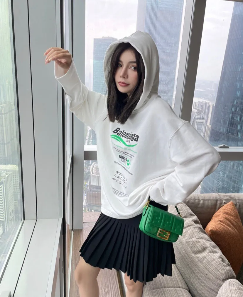 ♻️💯Upper body reference model picture❤️Top version of Balenciaga's front and rear eco-friendly logo arrows, loose-fitting cotton hoodies and sweatshirts for men and women, couples and celebrities. BLCG is one of the most influential brands in the fashion industry. Founded in 1919 by Cristóbal Balenciaga and settled in Paris in 1936, he led many important fashion movements between 1930 and 1968. The representative ready-to-wear series reflects the brand's identity - Fabric: 460 grams of composite crystal velvet, made of imported knitting needle carded cotton, with moderate thickness, drape and contour - The front printing screen plate is hand-printed, and the 3D full-color scanned pattern is used as a film to ensure the highest degree of printing pattern restoration. The upper and lower LOGO printing has a strong touch texture. The printing material uses environmentally friendly active water slurry, and the base anti-sublimation liquid. The ready-made garment is resistant to washing and does not desizing. Color: gray and white Size: XS-L P:450