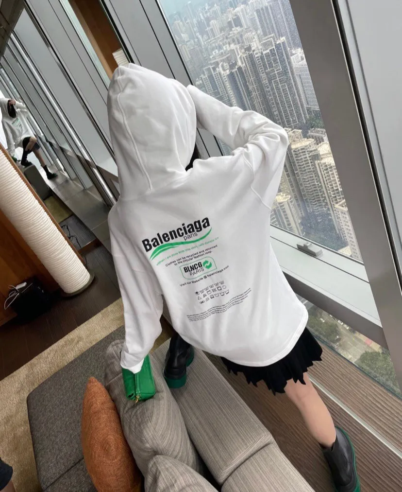 ♻️💯Upper body reference model picture❤️Top version of Balenciaga's front and rear eco-friendly logo arrows, loose-fitting cotton hoodies and sweatshirts for men and women, couples and celebrities. BLCG is one of the most influential brands in the fashion industry. Founded in 1919 by Cristóbal Balenciaga and settled in Paris in 1936, he led many important fashion movements between 1930 and 1968. The representative ready-to-wear series reflects the brand's identity - Fabric: 460 grams of composite crystal velvet, made of imported knitting needle carded cotton, with moderate thickness, drape and contour - The front printing screen plate is hand-printed, and the 3D full-color scanned pattern is used as a film to ensure the highest degree of printing pattern restoration. The upper and lower LOGO printing has a strong touch texture. The printing material uses environmentally friendly active water slurry, and the base anti-sublimation liquid. The ready-made garment is resistant to washing and does not desizing. Color: gray and white Size: XS-L P:450