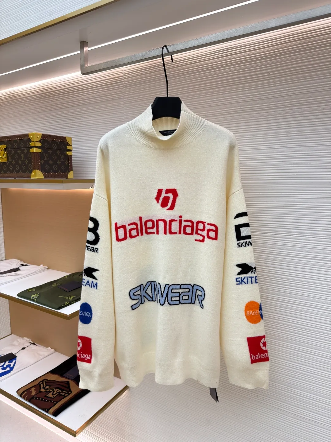 Balenciaga SKI ski series monogram jacquard turtleneck sweater ●Item number: 1681041-C10 ●Material: wool blended fabric ●Technology: jacquard production ●Version: loose version ●Weight: about 720 grams ●Size: The sleeves on both sides are designed with multiple logos and heavy jacquard design. The jacquard and fabric are integrated into one, and the ribbed collar is custom-woven. The overall wiring is straight and delicate, the fabric is comfortable and soft, and the color is consistent without color difference. It can be matched with the same style to create a fashionable look and control various occasions. Customized accessories, complete with three standards, same style for men and women!