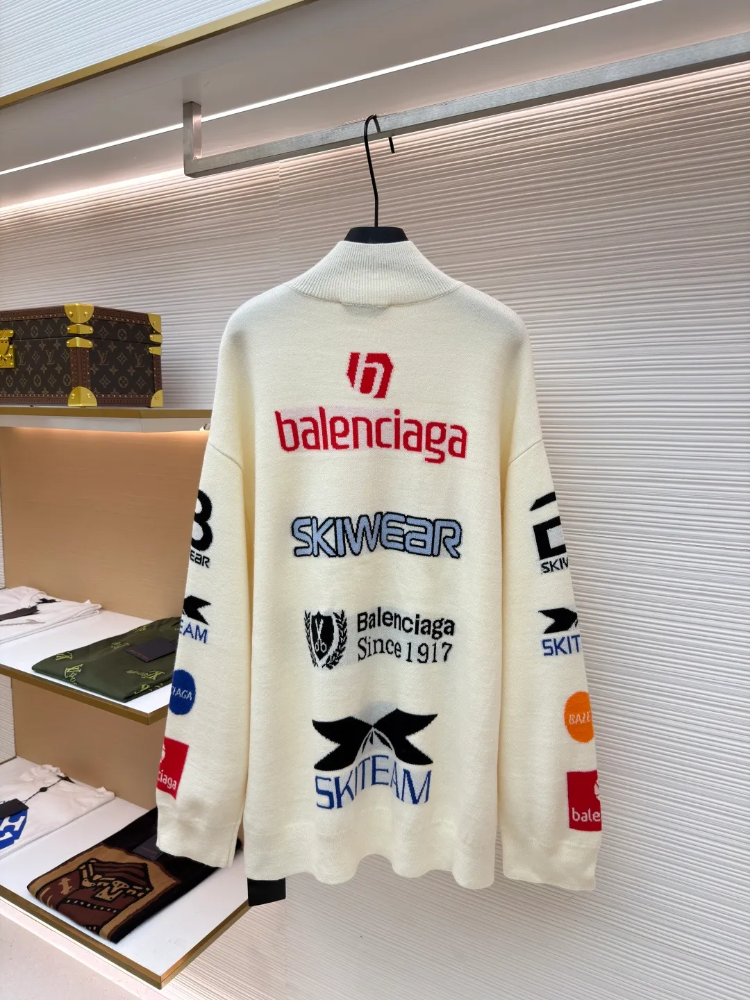Balenciaga SKI ski series monogram jacquard turtleneck sweater ●Item number: 1681041-C10 ●Material: wool blended fabric ●Technology: jacquard production ●Version: loose version ●Weight: about 720 grams ●Size: The sleeves on both sides are designed with multiple logos and heavy jacquard design. The jacquard and fabric are integrated into one, and the ribbed collar is custom-woven. The overall wiring is straight and delicate, the fabric is comfortable and soft, and the color is consistent without color difference. It can be matched with the same style to create a fashionable look and control various occasions. Customized accessories, complete with three standards, same style for men and women!