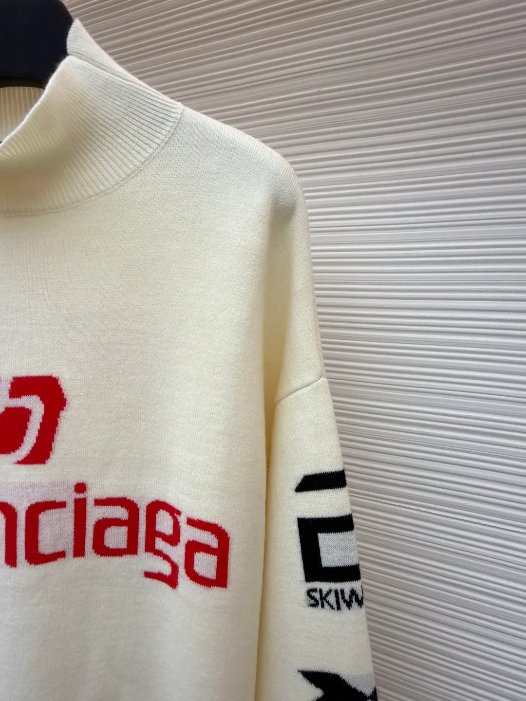 Balenciaga SKI ski series monogram jacquard turtleneck sweater ●Item number: 1681041-C10 ●Material: wool blended fabric ●Technology: jacquard production ●Version: loose version ●Weight: about 720 grams ●Size: The sleeves on both sides are designed with multiple logos and heavy jacquard design. The jacquard and fabric are integrated into one, and the ribbed collar is custom-woven. The overall wiring is straight and delicate, the fabric is comfortable and soft, and the color is consistent without color difference. It can be matched with the same style to create a fashionable look and control various occasions. Customized accessories, complete with three standards, same style for men and women!
