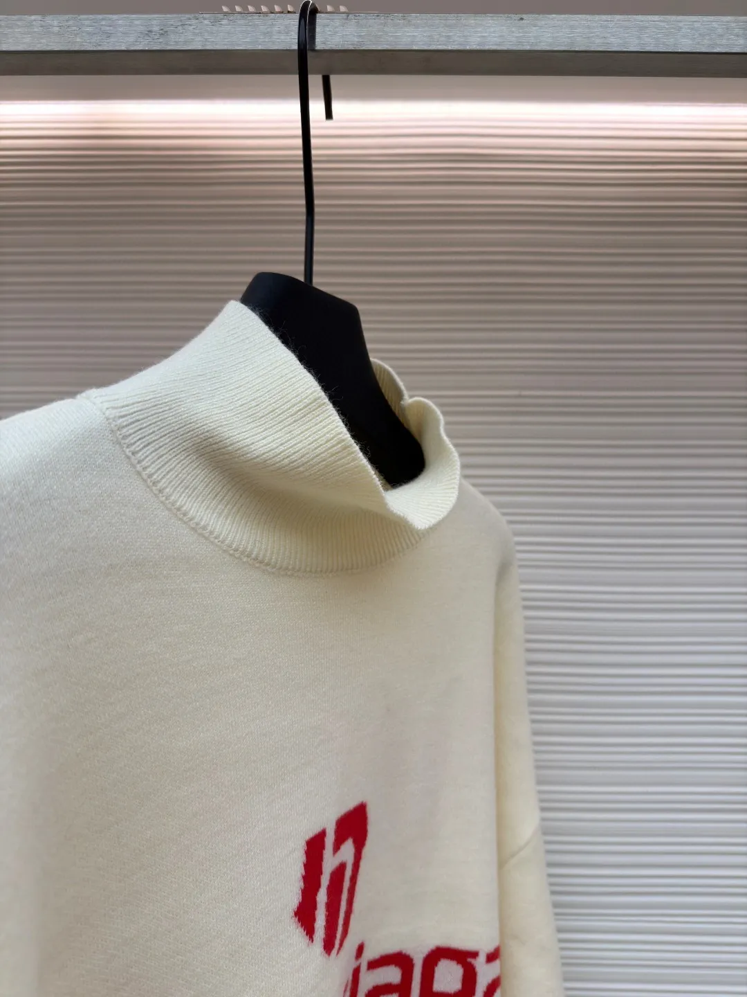 Balenciaga SKI ski series monogram jacquard turtleneck sweater ●Item number: 1681041-C10 ●Material: wool blended fabric ●Technology: jacquard production ●Version: loose version ●Weight: about 720 grams ●Size: The sleeves on both sides are designed with multiple logos and heavy jacquard design. The jacquard and fabric are integrated into one, and the ribbed collar is custom-woven. The overall wiring is straight and delicate, the fabric is comfortable and soft, and the color is consistent without color difference. It can be matched with the same style to create a fashionable look and control various occasions. Customized accessories, complete with three standards, same style for men and women!