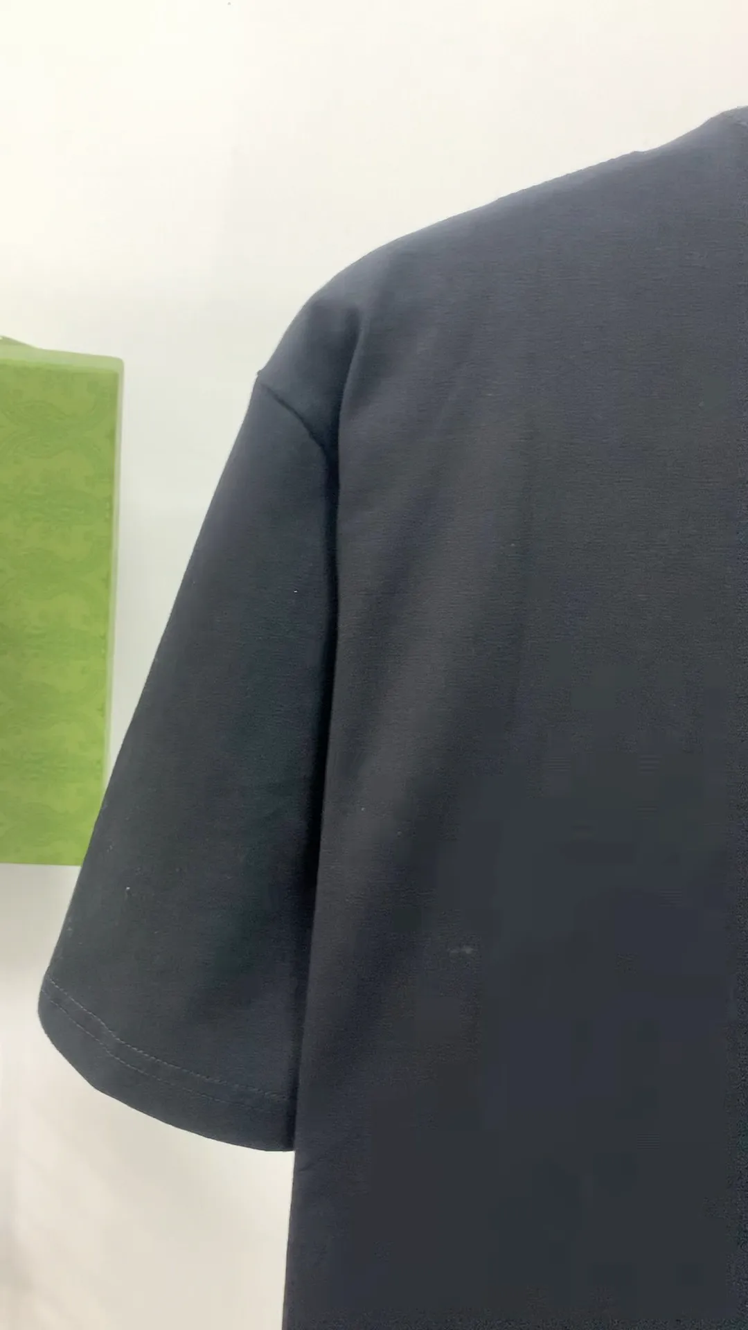 Real shot video on the back————Top tested version BALENCIAGA/ADIDAS Balenciaga co-branded Adidas clover 23SS printed pattern letter round neck short-sleeved T-shirt is a hot topic at the moment🔥Quality ceiling It seems to be a simple printing or embroidery, but it is not simple at all. 100% imported machine restoration. The details of the workmanship and fabrics are consistent with the original ones. Guaranteed no color difference with the counter. Feel free to compare ⚠️Note that the threaded collars are all original collars of certain Paris and Paris, with high wrapping. The width of the collar and cabinets are accurate to millimeters. Thick collars are not easily deformed. The collars of high-end products are all restored to cabinets. This distinguishes the large collars of the world from ordinary garbage. ⚠️Different styles of washed wheat main wheat, including imported wheat, have different colors and codes. Really restore the counter. As we all know, Balenciaga's collar labels in each quarter have different English or different colors. This distinguishes fast food products with the same common main wheat, washed wheat. ⚠️Attention to workmanship, stitching at the neckline, no folds, smooth and natural, no overlapping lines, true restoration ⚠️The fabric is made of 250g Paris-specific double yarn, which is really incomparable with the ordinary version on the market. Correct printing details, correct double yarn high weight thread, correct packaging details, all-round restoration of workmanship, all-round restoration of packaging P:270 Color: black white green SIZE: XS-S-M-L