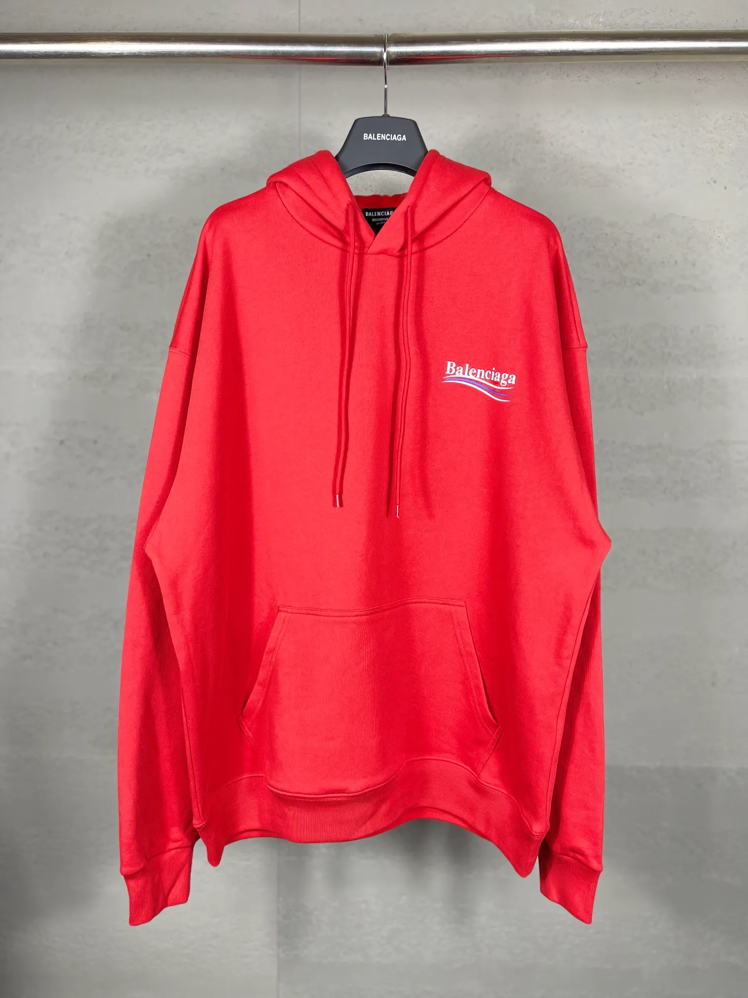 🅿️290 Actual pictures [Top version. Official website quality] BALENCI*GA/Paris #classic style, cola printed long-sleeved hooded sweatshirt. The fabric is made of Paris ZP custom-woven and dyed cotton David sweatshirt. The weight is 450 grams. The cloth surface is clean. The cloth pattern is clear, soft and comfortable. The threads are dyed with no color difference. The classic pattern printing uses environmentally friendly imported glue and precision stencil. The letters are clear. No burrs. The three-dimensional effect is strong. All colors are synchronized with the brick cabinets, custom woven and dyed, and will not fade. Different market currencies. The version adopts OS loose shoulder design. Same style for men and women. Code: BL238031 Color: white, black, red, blue Size: XS S M L