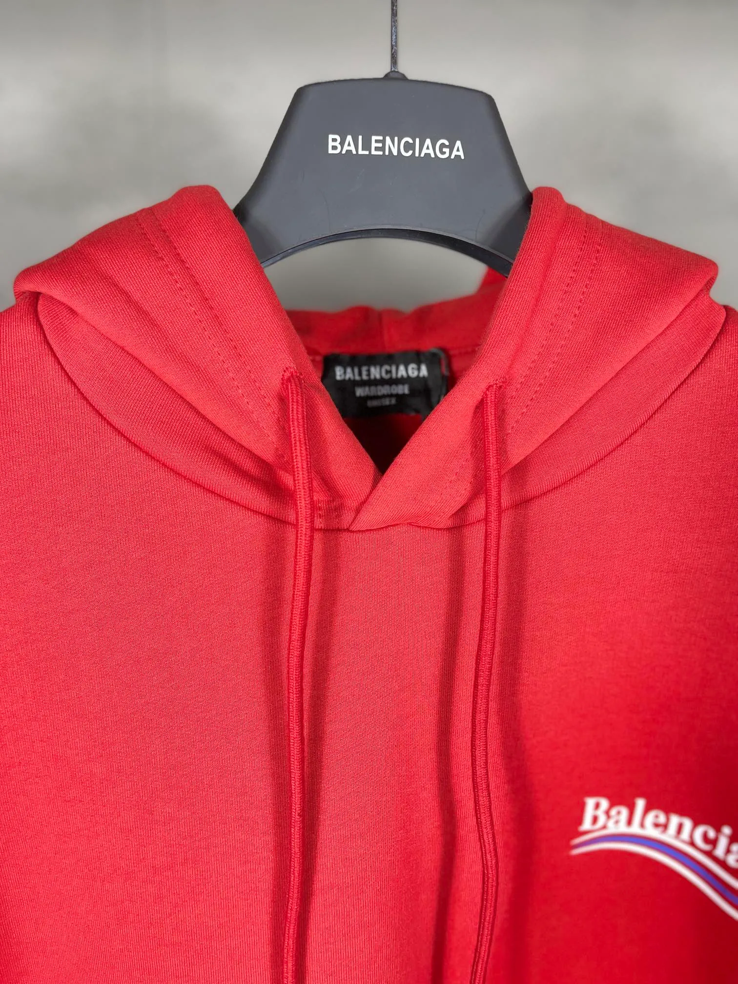 🅿️290 Actual pictures [Top version. Official website quality] BALENCI*GA/Paris #classic style, cola printed long-sleeved hooded sweatshirt. The fabric is made of Paris ZP custom-woven and dyed cotton David sweatshirt. The weight is 450 grams. The cloth surface is clean. The cloth pattern is clear, soft and comfortable. The threads are dyed with no color difference. The classic pattern printing uses environmentally friendly imported glue and precision stencil. The letters are clear. No burrs. The three-dimensional effect is strong. All colors are synchronized with the brick cabinets, custom woven and dyed, and will not fade. Different market currencies. The version adopts OS loose shoulder design. Same style for men and women. Code: BL238031 Color: white, black, red, blue Size: XS S M L