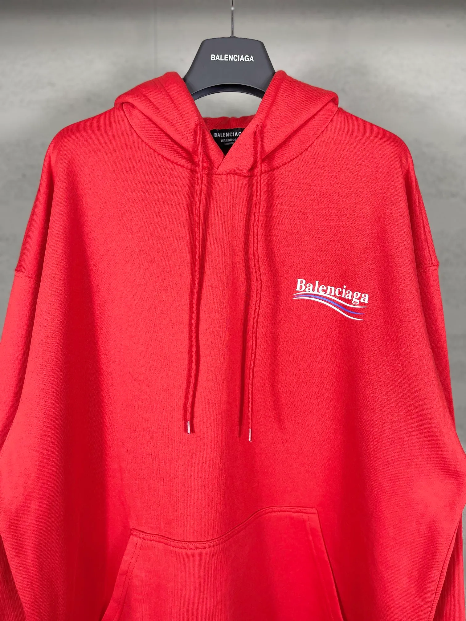 🅿️290 Actual pictures [Top version. Official website quality] BALENCI*GA/Paris #classic style, cola printed long-sleeved hooded sweatshirt. The fabric is made of Paris ZP custom-woven and dyed cotton David sweatshirt. The weight is 450 grams. The cloth surface is clean. The cloth pattern is clear, soft and comfortable. The threads are dyed with no color difference. The classic pattern printing uses environmentally friendly imported glue and precision stencil. The letters are clear. No burrs. The three-dimensional effect is strong. All colors are synchronized with the brick cabinets, custom woven and dyed, and will not fade. Different market currencies. The version adopts OS loose shoulder design. Same style for men and women. Code: BL238031 Color: white, black, red, blue Size: XS S M L