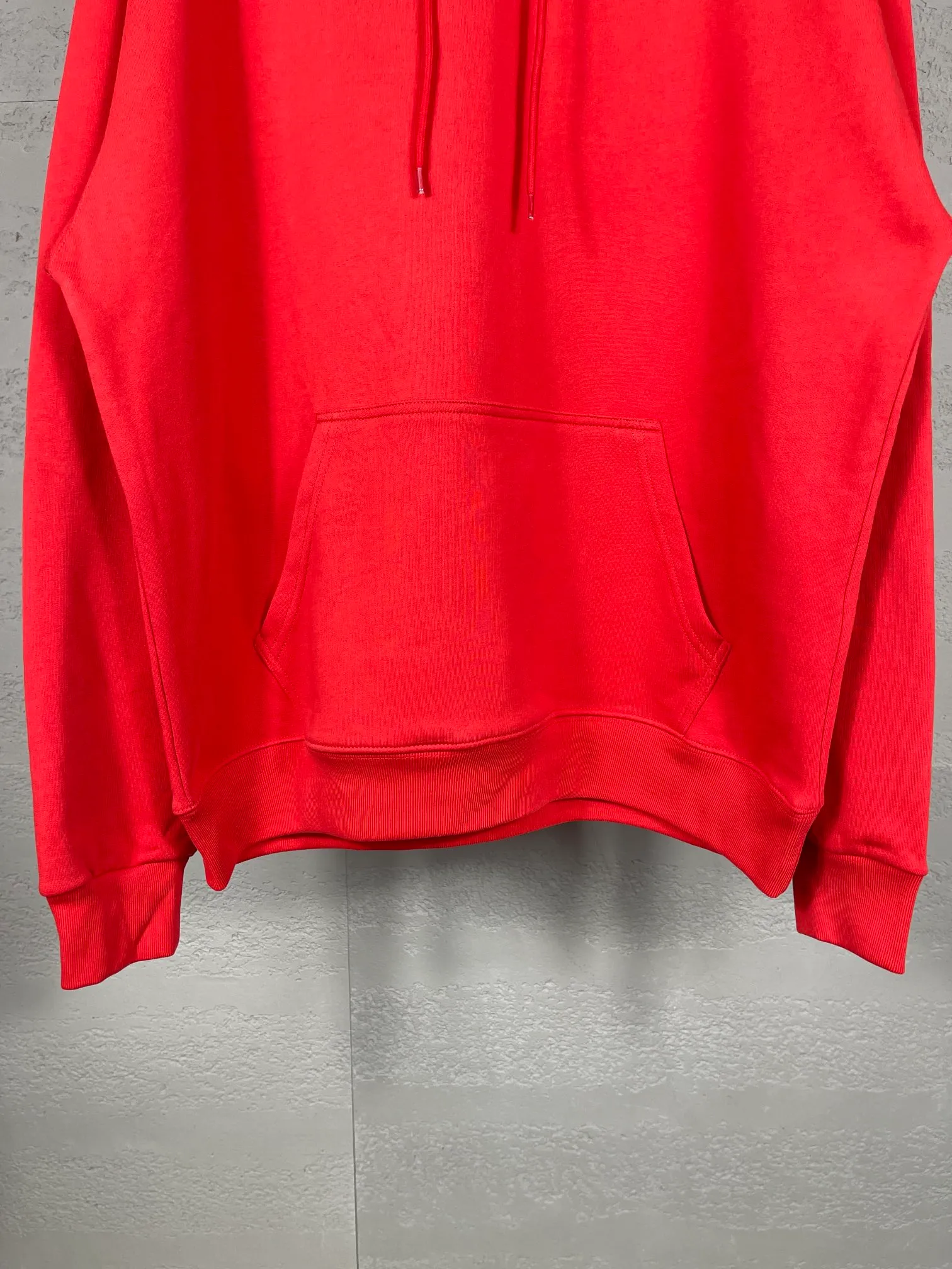 🅿️290 Actual pictures [Top version. Official website quality] BALENCI*GA/Paris #classic style, cola printed long-sleeved hooded sweatshirt. The fabric is made of Paris ZP custom-woven and dyed cotton David sweatshirt. The weight is 450 grams. The cloth surface is clean. The cloth pattern is clear, soft and comfortable. The threads are dyed with no color difference. The classic pattern printing uses environmentally friendly imported glue and precision stencil. The letters are clear. No burrs. The three-dimensional effect is strong. All colors are synchronized with the brick cabinets, custom woven and dyed, and will not fade. Different market currencies. The version adopts OS loose shoulder design. Same style for men and women. Code: BL238031 Color: white, black, red, blue Size: XS S M L