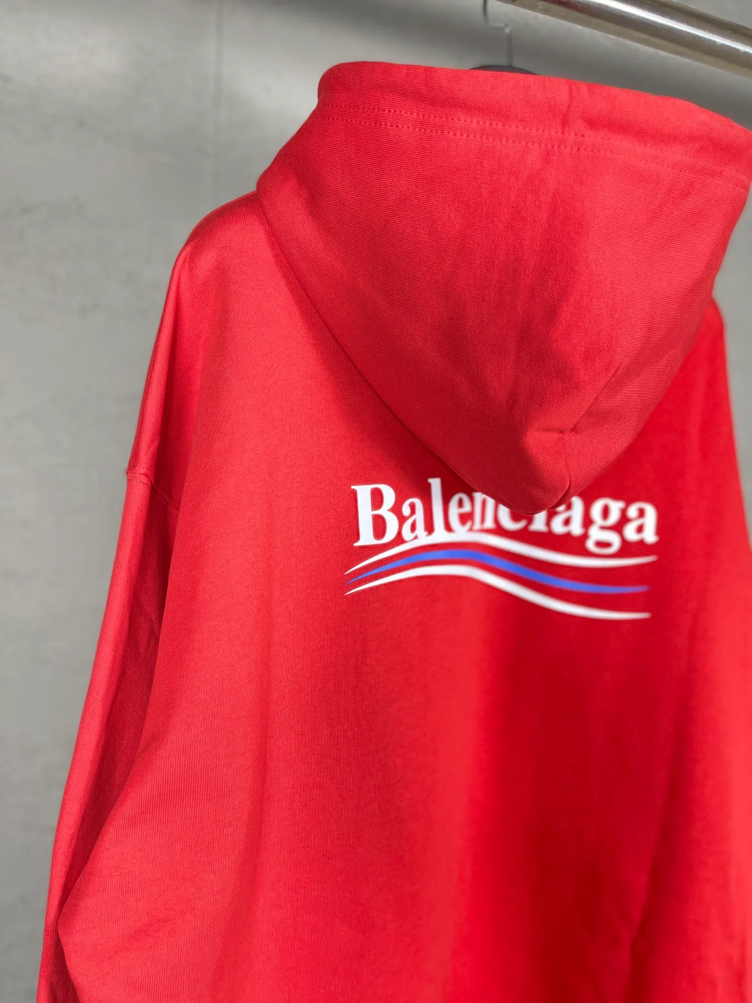 🅿️290 Actual pictures [Top version. Official website quality] BALENCI*GA/Paris #classic style, cola printed long-sleeved hooded sweatshirt. The fabric is made of Paris ZP custom-woven and dyed cotton David sweatshirt. The weight is 450 grams. The cloth surface is clean. The cloth pattern is clear, soft and comfortable. The threads are dyed with no color difference. The classic pattern printing uses environmentally friendly imported glue and precision stencil. The letters are clear. No burrs. The three-dimensional effect is strong. All colors are synchronized with the brick cabinets, custom woven and dyed, and will not fade. Different market currencies. The version adopts OS loose shoulder design. Same style for men and women. Code: BL238031 Color: white, black, red, blue Size: XS S M L