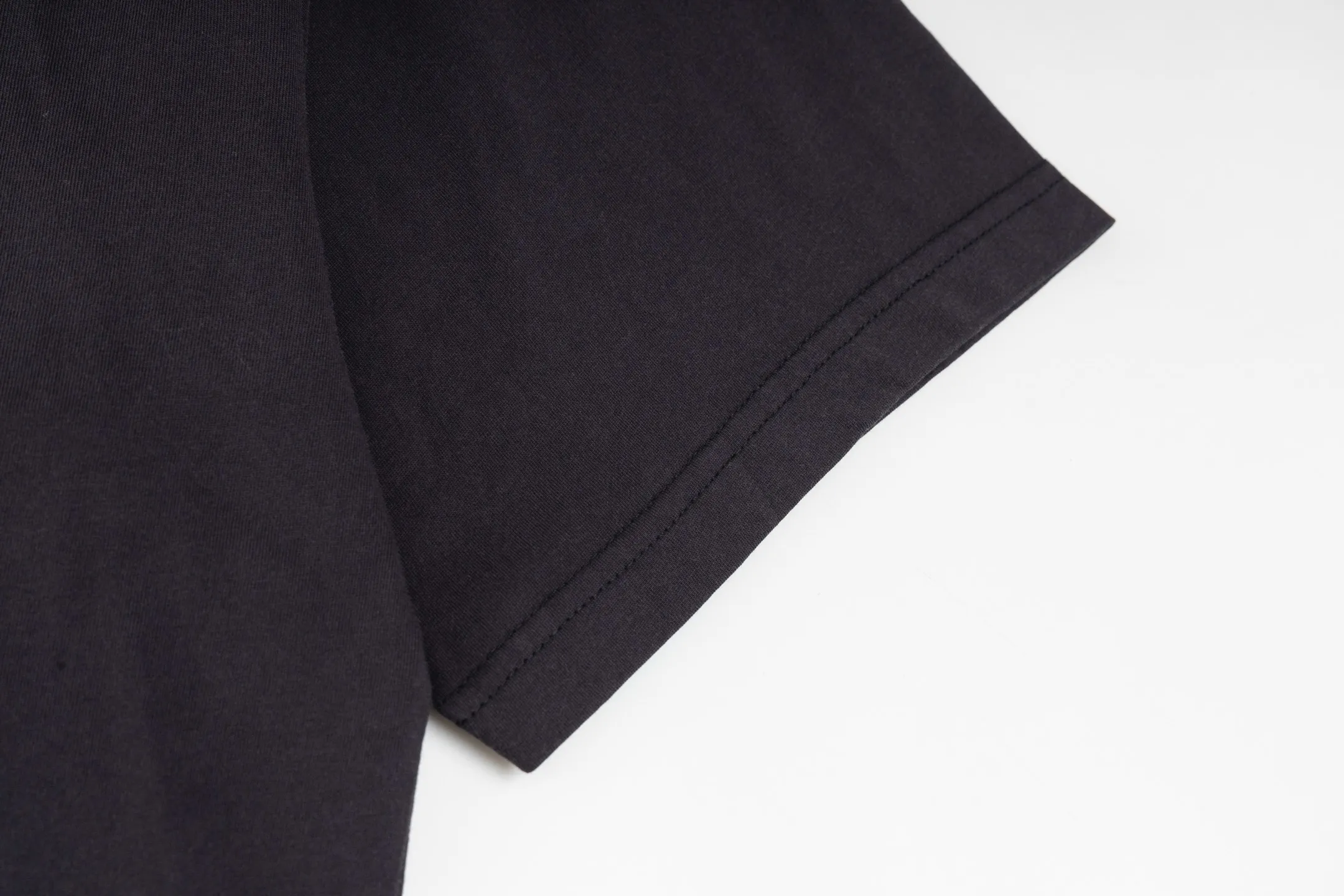 🅿️300 [Exclusive supply] BLCG front and back letter embroidered short sleeves (washed black). The fabric is made of 24S 185g double yarn special textile compact cotton, and the rib is made of 32S 340g double yarn stretch rib. It is woven with 24-count special-spun compact cotton yarn. The weaving process requires high standards and requires the use of advanced looms and high-quality raw materials. Specially woven compact cotton has many advantages, such as softness and comfort, good breathability, strong wrinkle resistance, good durability, etc.; it has a tighter, softer and more delicate texture and feel. Matte stitch embroidery is an embroidery technique that uses specific stitches and line widths during the embroidery process to give the embroidered letters a matte effect. The craftsmanship pays more attention to controlling the reflection and scattering of light to achieve a matte effect, and the embroidery effect has smooth and fine lines. Size:XS/S/M/L