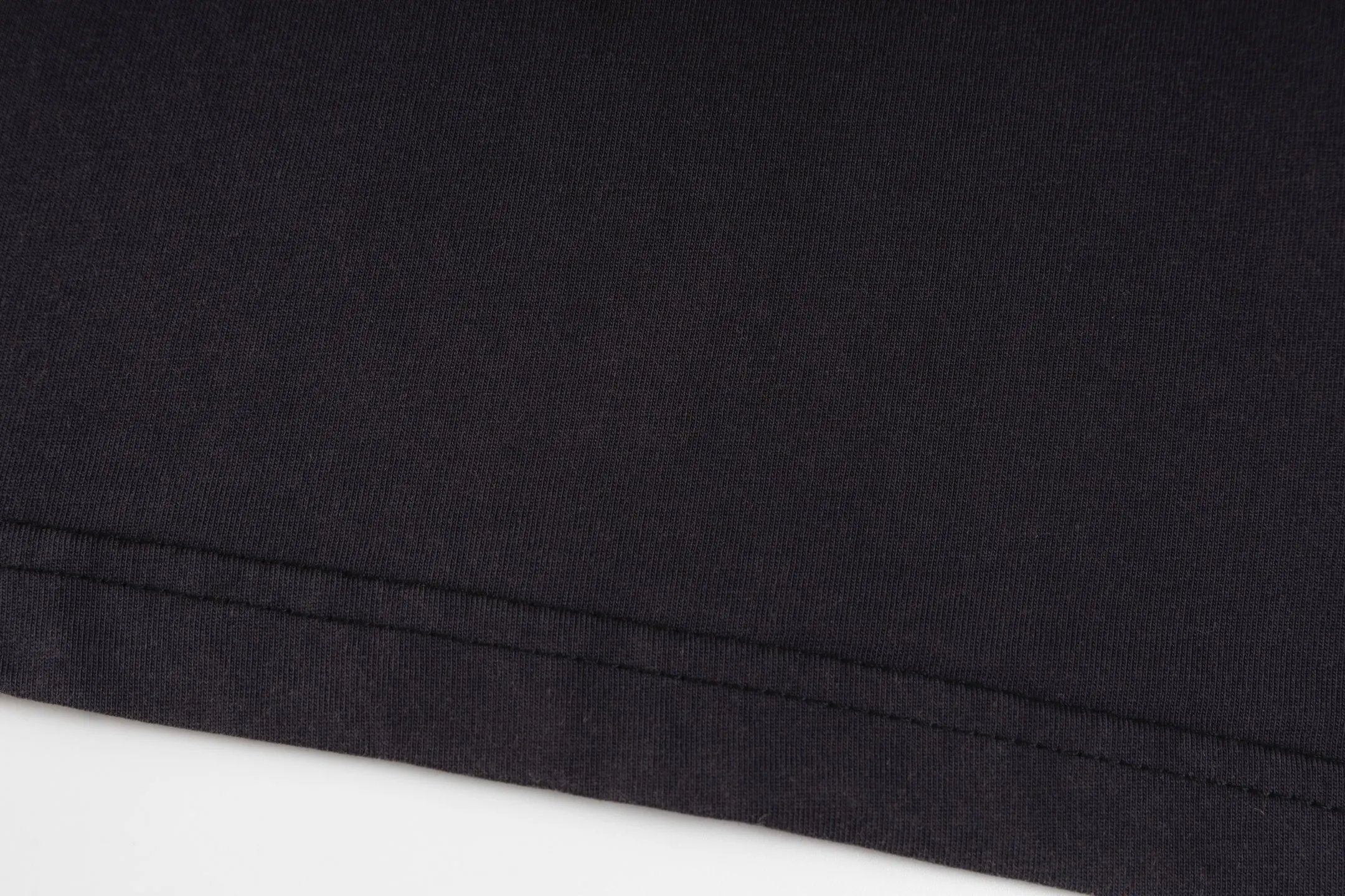 🅿️300 [Exclusive supply] BLCG front and back letter embroidered short sleeves (washed black). The fabric is made of 24S 185g double yarn special textile compact cotton, and the rib is made of 32S 340g double yarn stretch rib. It is woven with 24-count special-spun compact cotton yarn. The weaving process requires high standards and requires the use of advanced looms and high-quality raw materials. Specially woven compact cotton has many advantages, such as softness and comfort, good breathability, strong wrinkle resistance, good durability, etc.; it has a tighter, softer and more delicate texture and feel. Matte stitch embroidery is an embroidery technique that uses specific stitches and line widths during the embroidery process to give the embroidered letters a matte effect. The craftsmanship pays more attention to controlling the reflection and scattering of light to achieve a matte effect, and the embroidery effect has smooth and fine lines. Size:XS/S/M/L