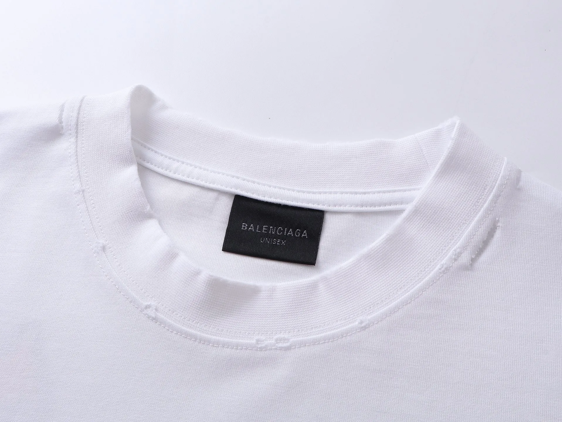 🅿️190 Detailed picture [Top version. Official website quality] BALENCI*GA/Paris. 25ss latest model. Art print on the back of Paris letters, ready-made washed and frayed short-sleeved T-shirt. Brick cabinet synchronization. The fabric is made of Paris ZP custom-woven and dyed 100% cotton double yarn compact cotton. The weight is 260 grams, the cloth surface is clean. The cloth pattern is clear, soft and comfortable, and the thread is dyed with no color difference. The classic pattern is printed using environmentally friendly imported materials, with clear letters and a three-dimensional effect. Restored brick cabinet. The garments were washed and aged, and polished by many hands. Produced by ultra-heavy craftsmanship, the market currency is very different, welcome to compare. The version adopts OS loose shoulder design. The same style for men and women. Coding: BL253706 Color: white, black Size: XS S M L
