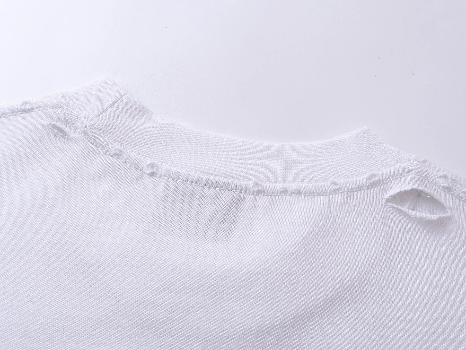 🅿️190 Detailed picture [Top version. Official website quality] BALENCI*GA/Paris. 25ss latest model. Art print on the back of Paris letters, ready-made washed and frayed short-sleeved T-shirt. Brick cabinet synchronization. The fabric is made of Paris ZP custom-woven and dyed 100% cotton double yarn compact cotton. The weight is 260 grams, the cloth surface is clean. The cloth pattern is clear, soft and comfortable, and the thread is dyed with no color difference. The classic pattern is printed using environmentally friendly imported materials, with clear letters and a three-dimensional effect. Restored brick cabinet. The garments were washed and aged, and polished by many hands. Produced by ultra-heavy craftsmanship, the market currency is very different, welcome to compare. The version adopts OS loose shoulder design. The same style for men and women. Coding: BL253706 Color: white, black Size: XS S M L