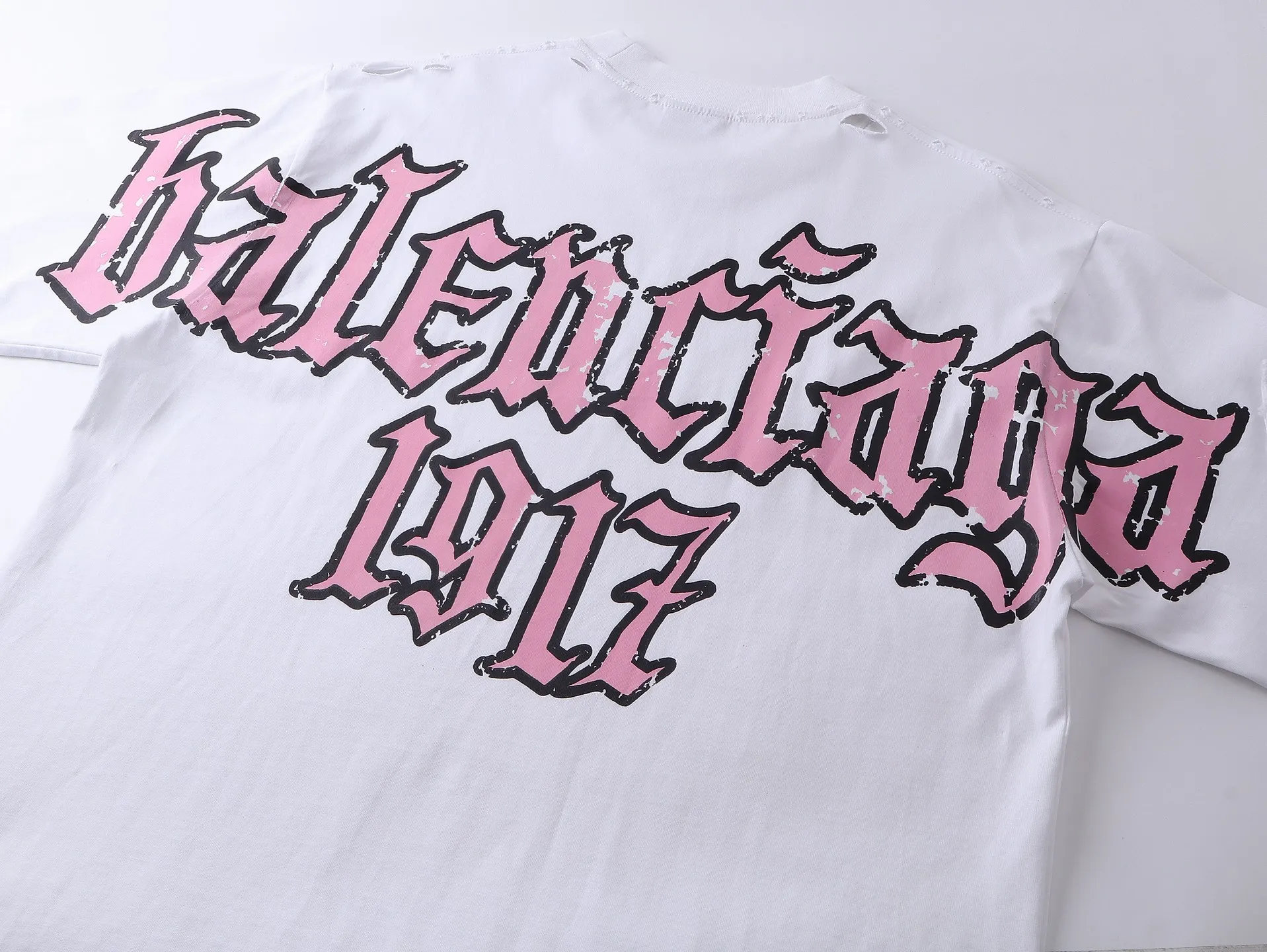 🅿️190 Detailed picture [Top version. Official website quality] BALENCI*GA/Paris. 25ss latest model. Art print on the back of Paris letters, ready-made washed and frayed short-sleeved T-shirt. Brick cabinet synchronization. The fabric is made of Paris ZP custom-woven and dyed 100% cotton double yarn compact cotton. The weight is 260 grams, the cloth surface is clean. The cloth pattern is clear, soft and comfortable, and the thread is dyed with no color difference. The classic pattern is printed using environmentally friendly imported materials, with clear letters and a three-dimensional effect. Restored brick cabinet. The garments were washed and aged, and polished by many hands. Produced by ultra-heavy craftsmanship, the market currency is very different, welcome to compare. The version adopts OS loose shoulder design. The same style for men and women. Coding: BL253706 Color: white, black Size: XS S M L