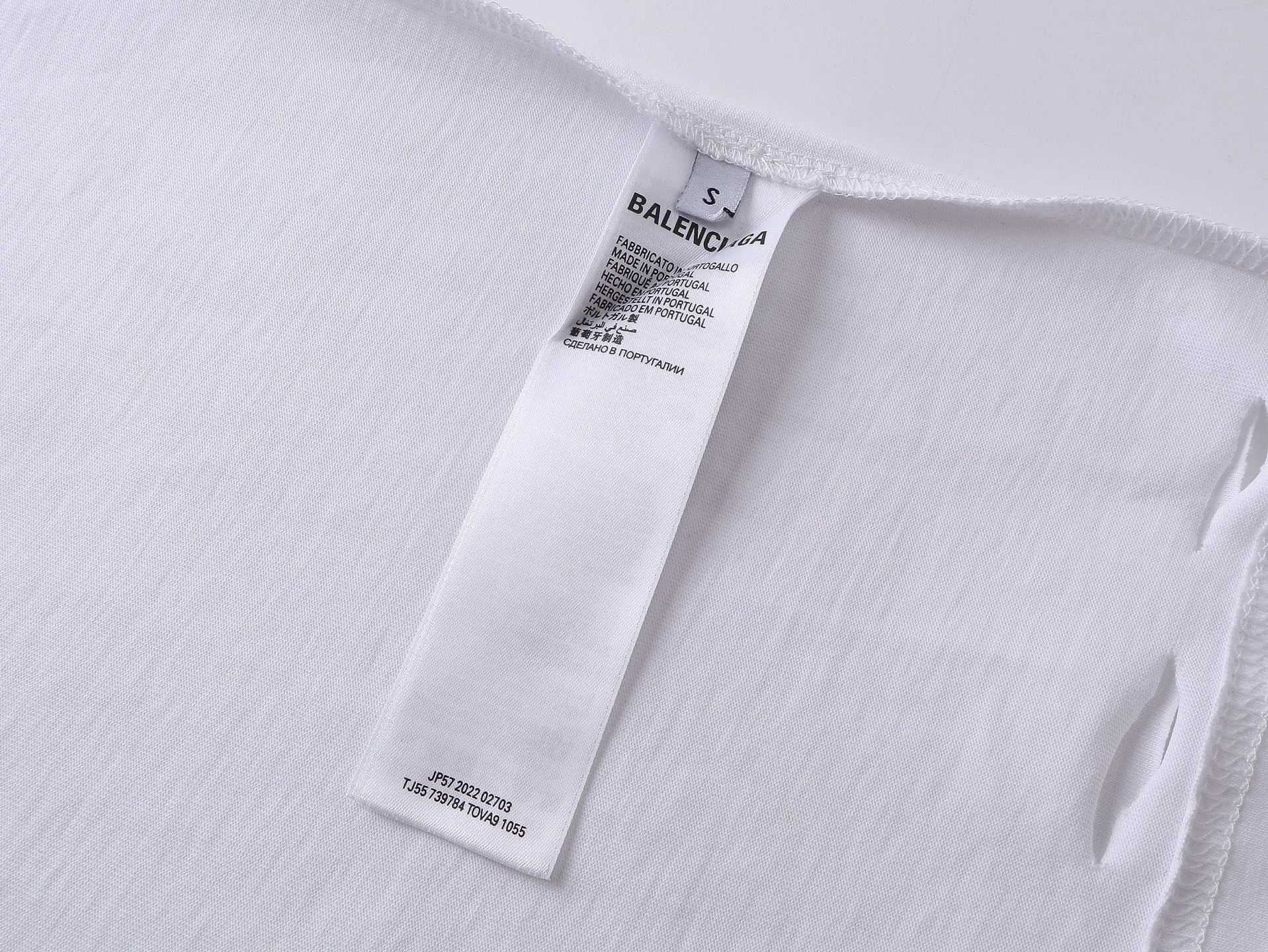 🅿️190 Detailed picture [Top version. Official website quality] BALENCI*GA/Paris. 25ss latest model. Art print on the back of Paris letters, ready-made washed and frayed short-sleeved T-shirt. Brick cabinet synchronization. The fabric is made of Paris ZP custom-woven and dyed 100% cotton double yarn compact cotton. The weight is 260 grams, the cloth surface is clean. The cloth pattern is clear, soft and comfortable, and the thread is dyed with no color difference. The classic pattern is printed using environmentally friendly imported materials, with clear letters and a three-dimensional effect. Restored brick cabinet. The garments were washed and aged, and polished by many hands. Produced by ultra-heavy craftsmanship, the market currency is very different, welcome to compare. The version adopts OS loose shoulder design. The same style for men and women. Coding: BL253706 Color: white, black Size: XS S M L
