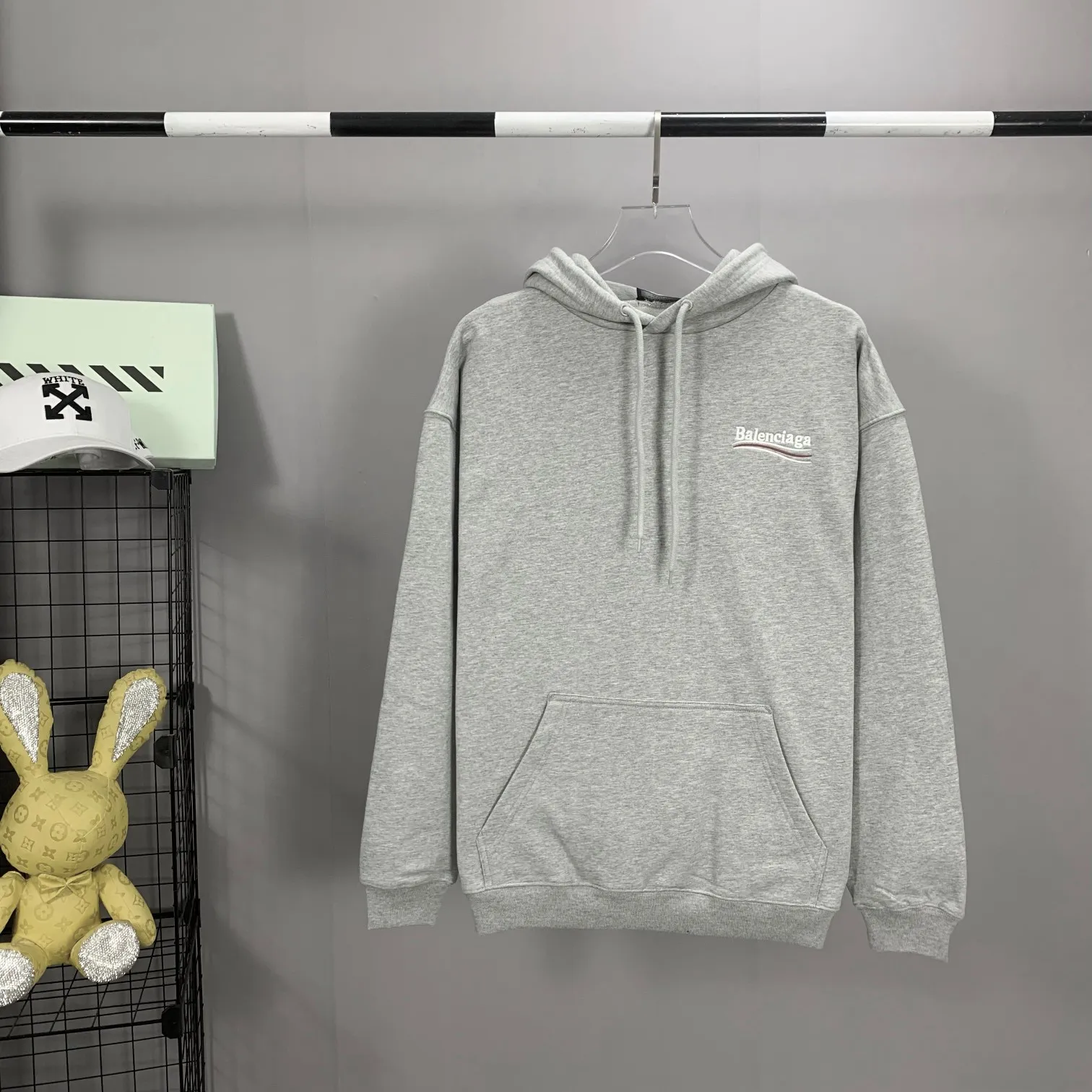 [New arrival] The top tested version of Balenciaga BALENCIAGA Cola Malone embroidery printed male and female couple star's same style autumn and winter pure cotton hoodie hooded sweatshirt in three colors, guaranteed to be the same as the original fabric, no color difference! Customized dyeing in a package! INS, Xiaohongshu’s popular style, classics that never fade away! The king of orders in Spain, the fried chicken is highly recommended! 480% pure cotton terry fabric, comfortable and warm! Full of drape! The printing uses Tajima embroidery machine imported from Japan, which is known as the fighter among embroidery machines. The embroidery is meticulous, with no threads or skipped threads, the printing and embroidery are full and fine, and the letter spacing is consistent with ZP! Wearing it gives you full confidence and peace of mind! The labels and washes are all correct! On behalf of G at the same level! Consistent packaging at the counter! Size: XS-L Color: Purple light gray white gray P:450