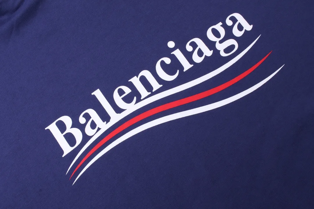 🅿️290 Detailed picture [Top version. Official website quality] BALENCI*GA/Paris #classic style, cola printed long-sleeved hooded sweatshirt. The fabric is made of Paris ZP custom-woven and dyed cotton sweatshirt. The weight is 450 grams. The cloth surface is clean. The cloth pattern is clear, soft and comfortable. The threads are dyed with no color difference. The classic pattern printing uses environmentally friendly imported glue and precision stencil. The letters are clear. No burrs. The three-dimensional effect is strong. All colors are synchronized with the brick cabinets, custom woven and dyed, and will not fade. Different market currencies. The version adopts OS loose shoulder design. Same style for men and women. Code: BL238031 Color: white, black, red, blue Size: XS S M L