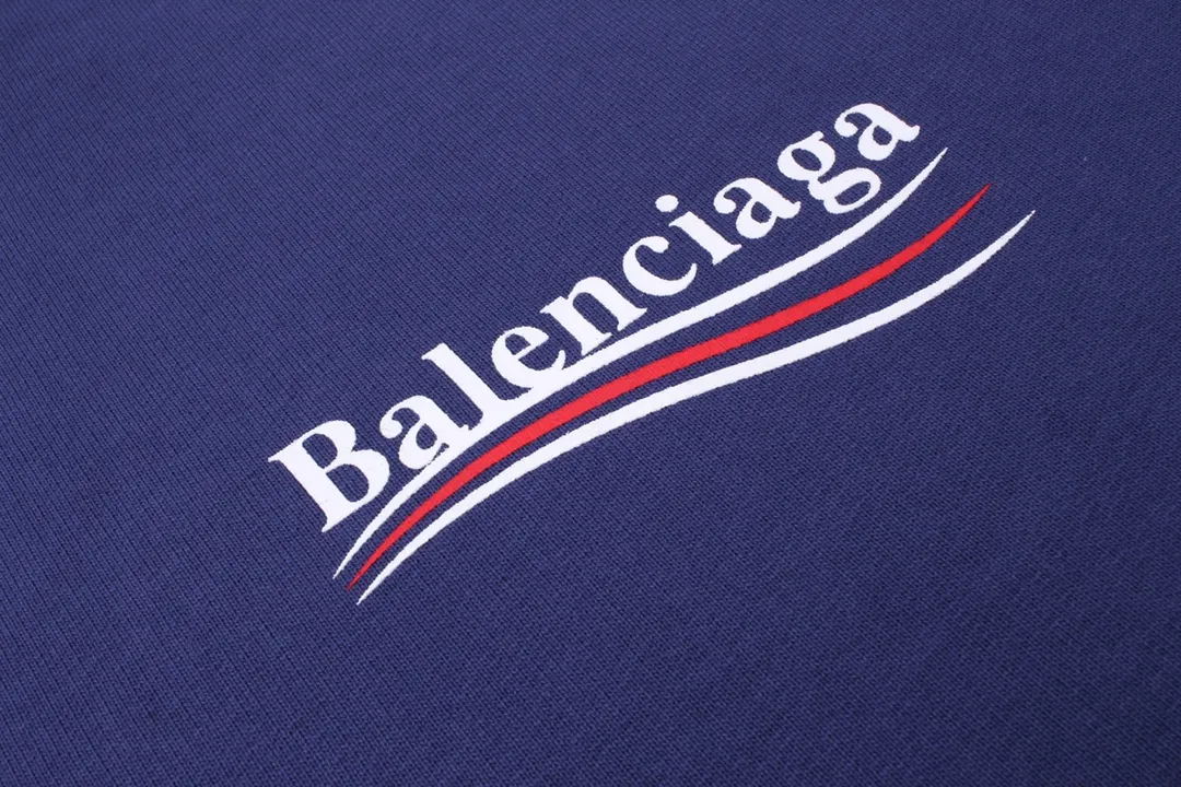 🅿️290 Detailed picture [Top version. Official website quality] BALENCI*GA/Paris #classic style, cola printed long-sleeved hooded sweatshirt. The fabric is made of Paris ZP custom-woven and dyed cotton sweatshirt. The weight is 450 grams. The cloth surface is clean. The cloth pattern is clear, soft and comfortable. The threads are dyed with no color difference. The classic pattern printing uses environmentally friendly imported glue and precision stencil. The letters are clear. No burrs. The three-dimensional effect is strong. All colors are synchronized with the brick cabinets, custom woven and dyed, and will not fade. Different market currencies. The version adopts OS loose shoulder design. Same style for men and women. Code: BL238031 Color: white, black, red, blue Size: XS S M L