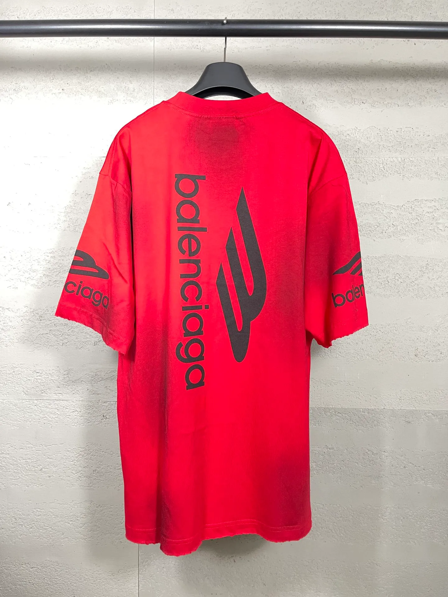 🅿️194 real photos. Note: Red with spray-painted distressed style P144 [Top version. Official website quality] BALENCI*GA/Paris. Big LOGO new ski series short-sleeved T-shirt #2024 new style. The front, back, left and right sleeves are printed with the new LOGO, and the ready-made clothes are washed and worn. This is normal market practice.        Welcome to compare. The fabric is made of Paris ZP custom-woven and dyed cotton double yarn, with a weight of 260 grams. The cloth surface is clean. The cloth pattern is clear, soft and comfortable. The threads are dyed with no color difference. The classic letter LOGO is printed with imported environmentally friendly glue. The letters are clear and the effect is three-dimensional. Restore the brick cabinet, adopt the OS loose shoulder style. Same style for men and women. Code: BL223336 Color: black, white, red, (the price of red is different) Size: XS to L