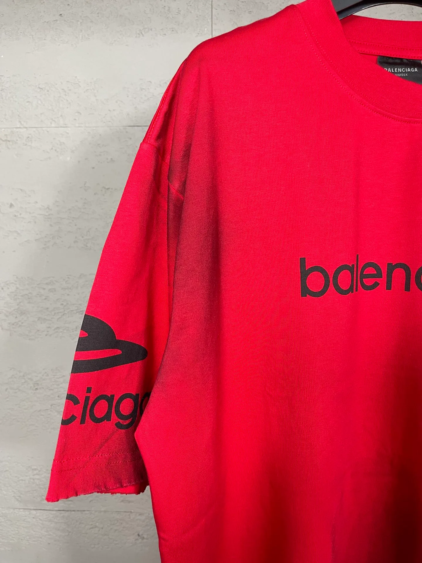 🅿️194 real photos. Note: Red with spray-painted distressed style P144 [Top version. Official website quality] BALENCI*GA/Paris. Big LOGO new ski series short-sleeved T-shirt #2024 new style. The front, back, left and right sleeves are printed with the new LOGO, and the ready-made clothes are washed and worn. This is normal market practice.        Welcome to compare. The fabric is made of Paris ZP custom-woven and dyed cotton double yarn, with a weight of 260 grams. The cloth surface is clean. The cloth pattern is clear, soft and comfortable. The threads are dyed with no color difference. The classic letter LOGO is printed with imported environmentally friendly glue. The letters are clear and the effect is three-dimensional. Restore the brick cabinet, adopt the OS loose shoulder style. Same style for men and women. Code: BL223336 Color: black, white, red, (the price of red is different) Size: XS to L