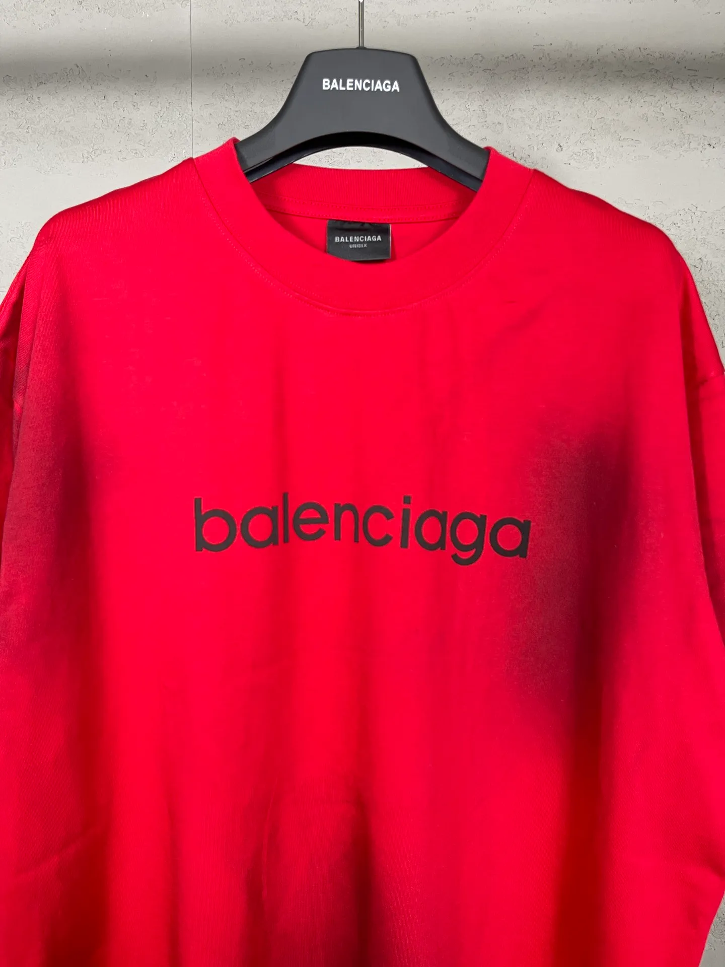 🅿️194 real photos. Note: Red with spray-painted distressed style P144 [Top version. Official website quality] BALENCI*GA/Paris. Big LOGO new ski series short-sleeved T-shirt #2024 new style. The front, back, left and right sleeves are printed with the new LOGO, and the ready-made clothes are washed and worn. This is normal market practice.        Welcome to compare. The fabric is made of Paris ZP custom-woven and dyed cotton double yarn, with a weight of 260 grams. The cloth surface is clean. The cloth pattern is clear, soft and comfortable. The threads are dyed with no color difference. The classic letter LOGO is printed with imported environmentally friendly glue. The letters are clear and the effect is three-dimensional. Restore the brick cabinet, adopt the OS loose shoulder style. Same style for men and women. Code: BL223336 Color: black, white, red, (the price of red is different) Size: XS to L