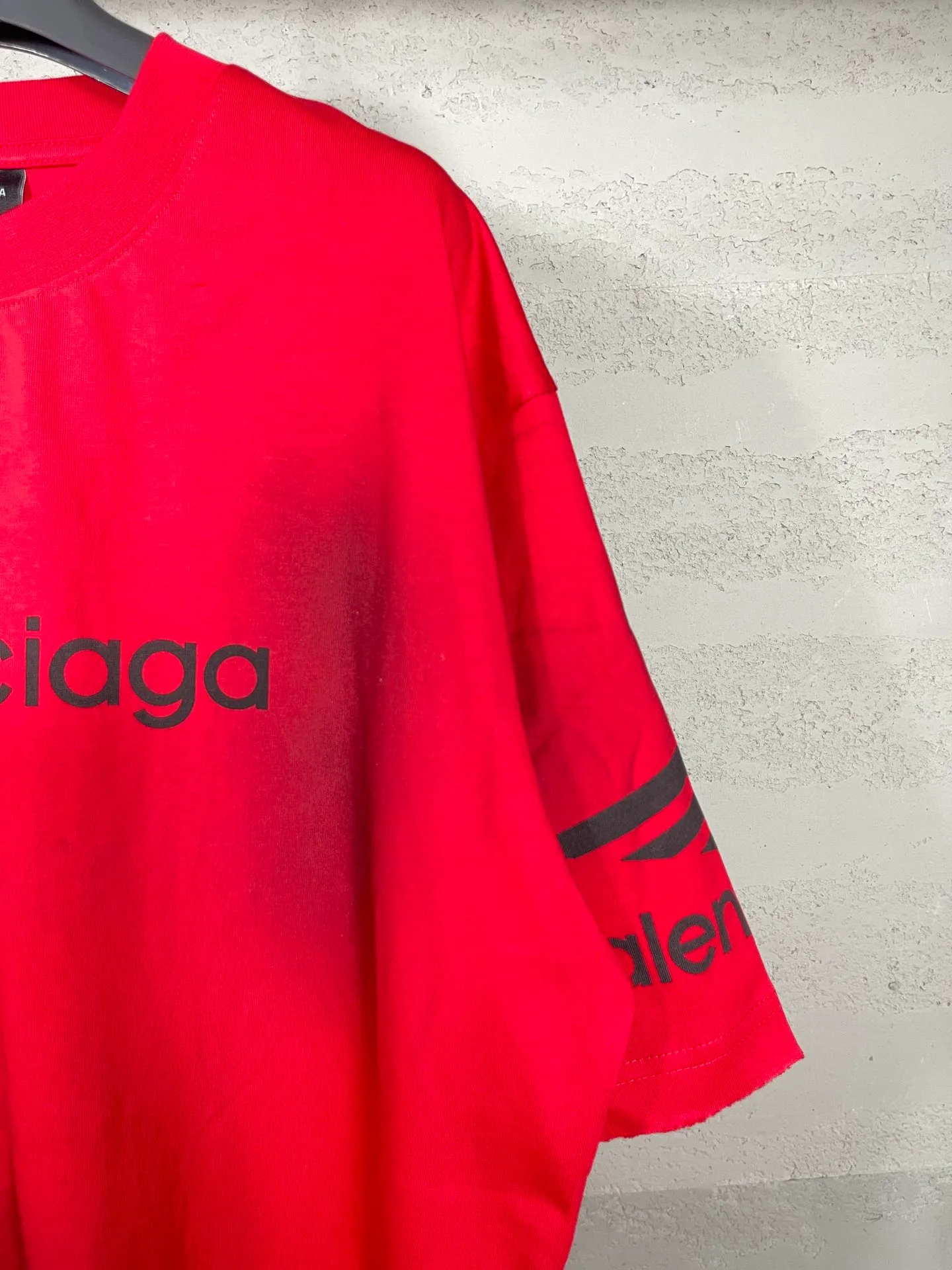 🅿️194 real photos. Note: Red with spray-painted distressed style P144 [Top version. Official website quality] BALENCI*GA/Paris. Big LOGO new ski series short-sleeved T-shirt #2024 new style. The front, back, left and right sleeves are printed with the new LOGO, and the ready-made clothes are washed and worn. This is normal market practice.        Welcome to compare. The fabric is made of Paris ZP custom-woven and dyed cotton double yarn, with a weight of 260 grams. The cloth surface is clean. The cloth pattern is clear, soft and comfortable. The threads are dyed with no color difference. The classic letter LOGO is printed with imported environmentally friendly glue. The letters are clear and the effect is three-dimensional. Restore the brick cabinet, adopt the OS loose shoulder style. Same style for men and women. Code: BL223336 Color: black, white, red, (the price of red is different) Size: XS to L