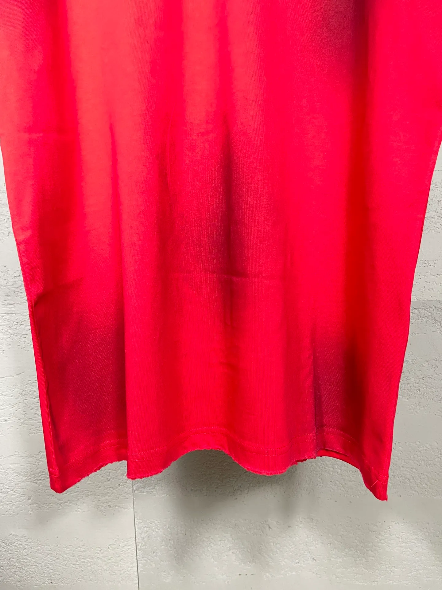 🅿️194 real photos. Note: Red with spray-painted distressed style P144 [Top version. Official website quality] BALENCI*GA/Paris. Big LOGO new ski series short-sleeved T-shirt #2024 new style. The front, back, left and right sleeves are printed with the new LOGO, and the ready-made clothes are washed and worn. This is normal market practice.        Welcome to compare. The fabric is made of Paris ZP custom-woven and dyed cotton double yarn, with a weight of 260 grams. The cloth surface is clean. The cloth pattern is clear, soft and comfortable. The threads are dyed with no color difference. The classic letter LOGO is printed with imported environmentally friendly glue. The letters are clear and the effect is three-dimensional. Restore the brick cabinet, adopt the OS loose shoulder style. Same style for men and women. Code: BL223336 Color: black, white, red, (the price of red is different) Size: XS to L