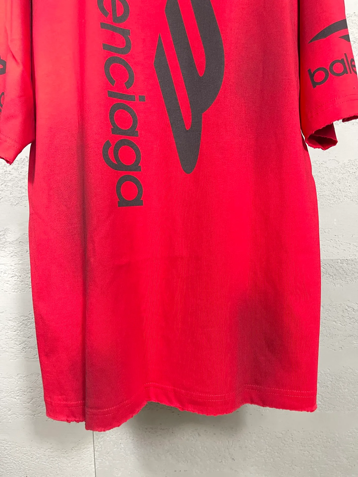 🅿️194 real photos. Note: Red with spray-painted distressed style P144 [Top version. Official website quality] BALENCI*GA/Paris. Big LOGO new ski series short-sleeved T-shirt #2024 new style. The front, back, left and right sleeves are printed with the new LOGO, and the ready-made clothes are washed and worn. This is normal market practice.        Welcome to compare. The fabric is made of Paris ZP custom-woven and dyed cotton double yarn, with a weight of 260 grams. The cloth surface is clean. The cloth pattern is clear, soft and comfortable. The threads are dyed with no color difference. The classic letter LOGO is printed with imported environmentally friendly glue. The letters are clear and the effect is three-dimensional. Restore the brick cabinet, adopt the OS loose shoulder style. Same style for men and women. Code: BL223336 Color: black, white, red, (the price of red is different) Size: XS to L