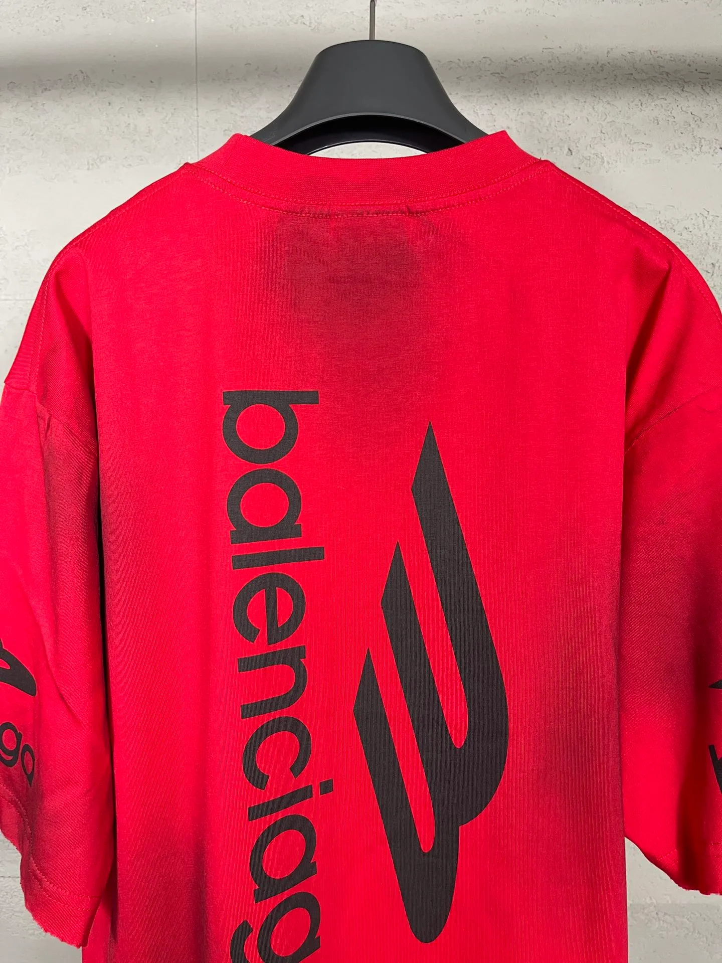 🅿️194 real photos. Note: Red with spray-painted distressed style P144 [Top version. Official website quality] BALENCI*GA/Paris. Big LOGO new ski series short-sleeved T-shirt #2024 new style. The front, back, left and right sleeves are printed with the new LOGO, and the ready-made clothes are washed and worn. This is normal market practice.        Welcome to compare. The fabric is made of Paris ZP custom-woven and dyed cotton double yarn, with a weight of 260 grams. The cloth surface is clean. The cloth pattern is clear, soft and comfortable. The threads are dyed with no color difference. The classic letter LOGO is printed with imported environmentally friendly glue. The letters are clear and the effect is three-dimensional. Restore the brick cabinet, adopt the OS loose shoulder style. Same style for men and women. Code: BL223336 Color: black, white, red, (the price of red is different) Size: XS to L