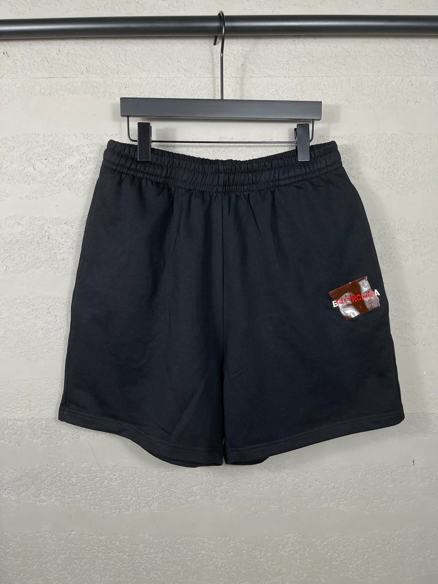 🅿️210 real photos [Top version. Official website quality] BALENCI*GA/Paris. 2025 new model. Paris letter LOGO embroidered tape-laminated shorts. Brick cabinet synchronization. Genuine product developed at the first time, please print and compare! The fabric is made of Paris ZP custom-woven and dyed 100% cotton terry sweatshirt. The weight is 460 grams. The cloth surface is clean. The cloth pattern is clear and the hand feels soft and comfortable. The embroidery uses an imported Tajima embroidery machine. The letters are clear and the effect is three-dimensional. The version adopts a loose version. Same style for men and women. Code: BL257005 Color: Black Size: XS S M L