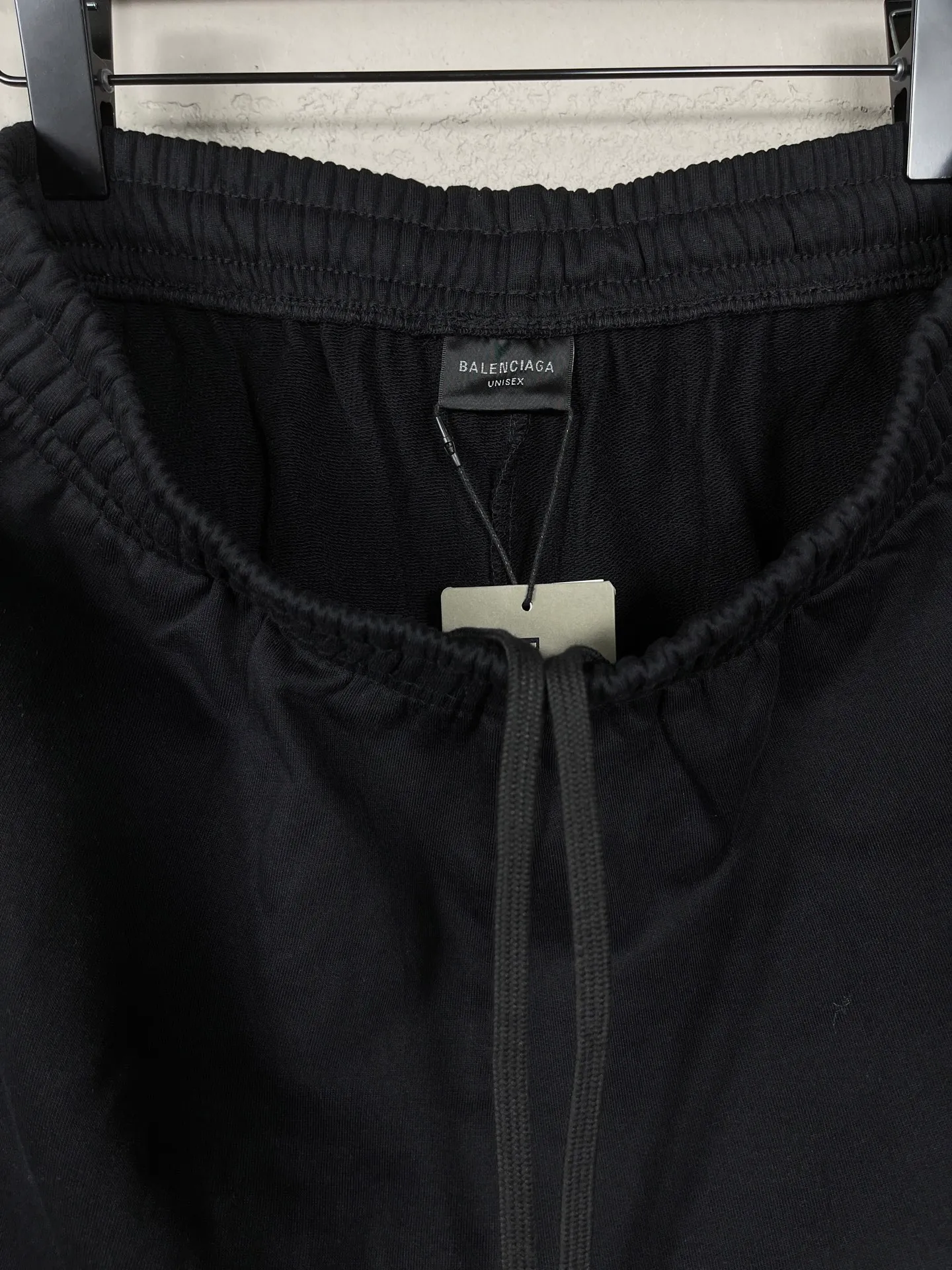 🅿️210 real photos [Top version. Official website quality] BALENCI*GA/Paris. 2025 new model. Paris letter LOGO embroidered tape-laminated shorts. Brick cabinet synchronization. Genuine product developed at the first time, please print and compare! The fabric is made of Paris ZP custom-woven and dyed 100% cotton terry sweatshirt. The weight is 460 grams. The cloth surface is clean. The cloth pattern is clear and the hand feels soft and comfortable. The embroidery uses an imported Tajima embroidery machine. The letters are clear and the effect is three-dimensional. The version adopts a loose version. Same style for men and women. Code: BL257005 Color: Black Size: XS S M L