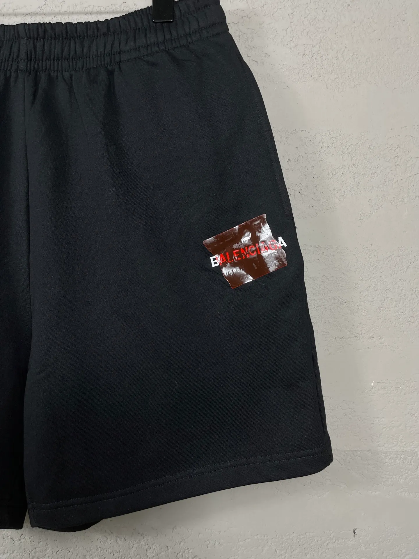 🅿️210 real photos [Top version. Official website quality] BALENCI*GA/Paris. 2025 new model. Paris letter LOGO embroidered tape-laminated shorts. Brick cabinet synchronization. Genuine product developed at the first time, please print and compare! The fabric is made of Paris ZP custom-woven and dyed 100% cotton terry sweatshirt. The weight is 460 grams. The cloth surface is clean. The cloth pattern is clear and the hand feels soft and comfortable. The embroidery uses an imported Tajima embroidery machine. The letters are clear and the effect is three-dimensional. The version adopts a loose version. Same style for men and women. Code: BL257005 Color: Black Size: XS S M L