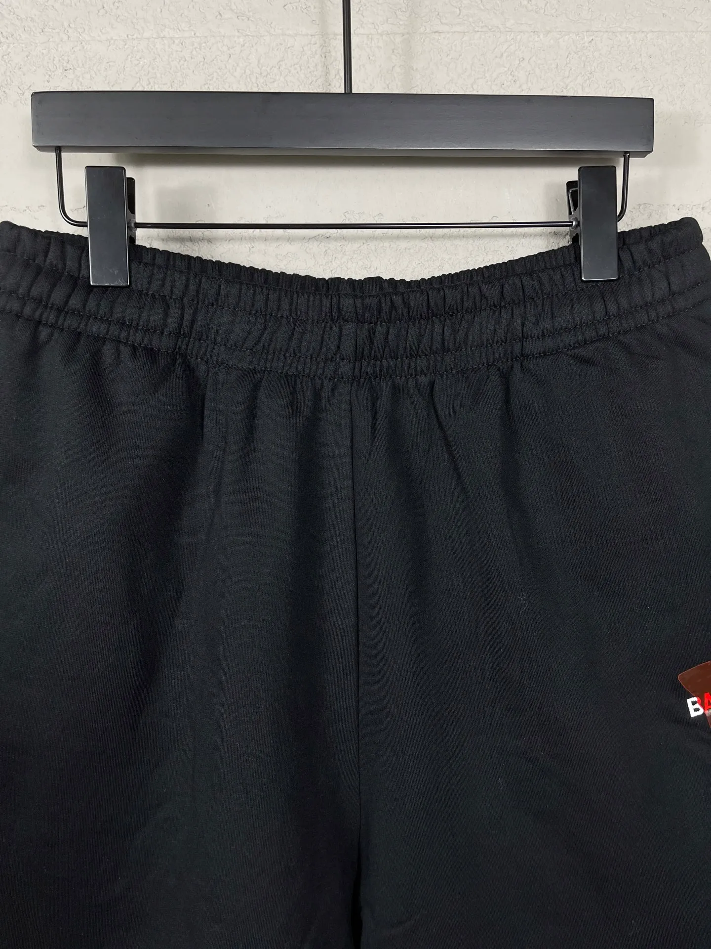 🅿️210 real photos [Top version. Official website quality] BALENCI*GA/Paris. 2025 new model. Paris letter LOGO embroidered tape-laminated shorts. Brick cabinet synchronization. Genuine product developed at the first time, please print and compare! The fabric is made of Paris ZP custom-woven and dyed 100% cotton terry sweatshirt. The weight is 460 grams. The cloth surface is clean. The cloth pattern is clear and the hand feels soft and comfortable. The embroidery uses an imported Tajima embroidery machine. The letters are clear and the effect is three-dimensional. The version adopts a loose version. Same style for men and women. Code: BL257005 Color: Black Size: XS S M L