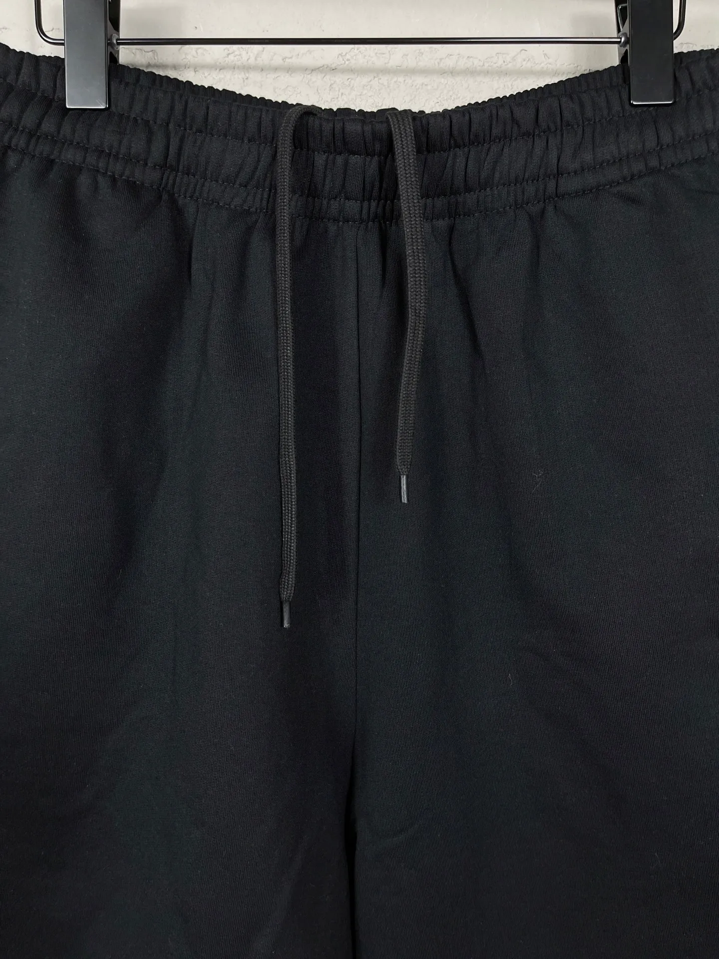 🅿️210 real photos [Top version. Official website quality] BALENCI*GA/Paris. 2025 new model. Paris letter LOGO embroidered tape-laminated shorts. Brick cabinet synchronization. Genuine product developed at the first time, please print and compare! The fabric is made of Paris ZP custom-woven and dyed 100% cotton terry sweatshirt. The weight is 460 grams. The cloth surface is clean. The cloth pattern is clear and the hand feels soft and comfortable. The embroidery uses an imported Tajima embroidery machine. The letters are clear and the effect is three-dimensional. The version adopts a loose version. Same style for men and women. Code: BL257005 Color: Black Size: XS S M L